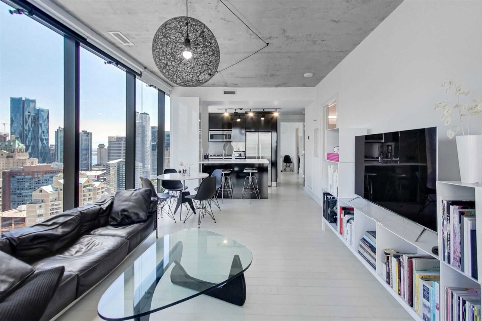224 King St W