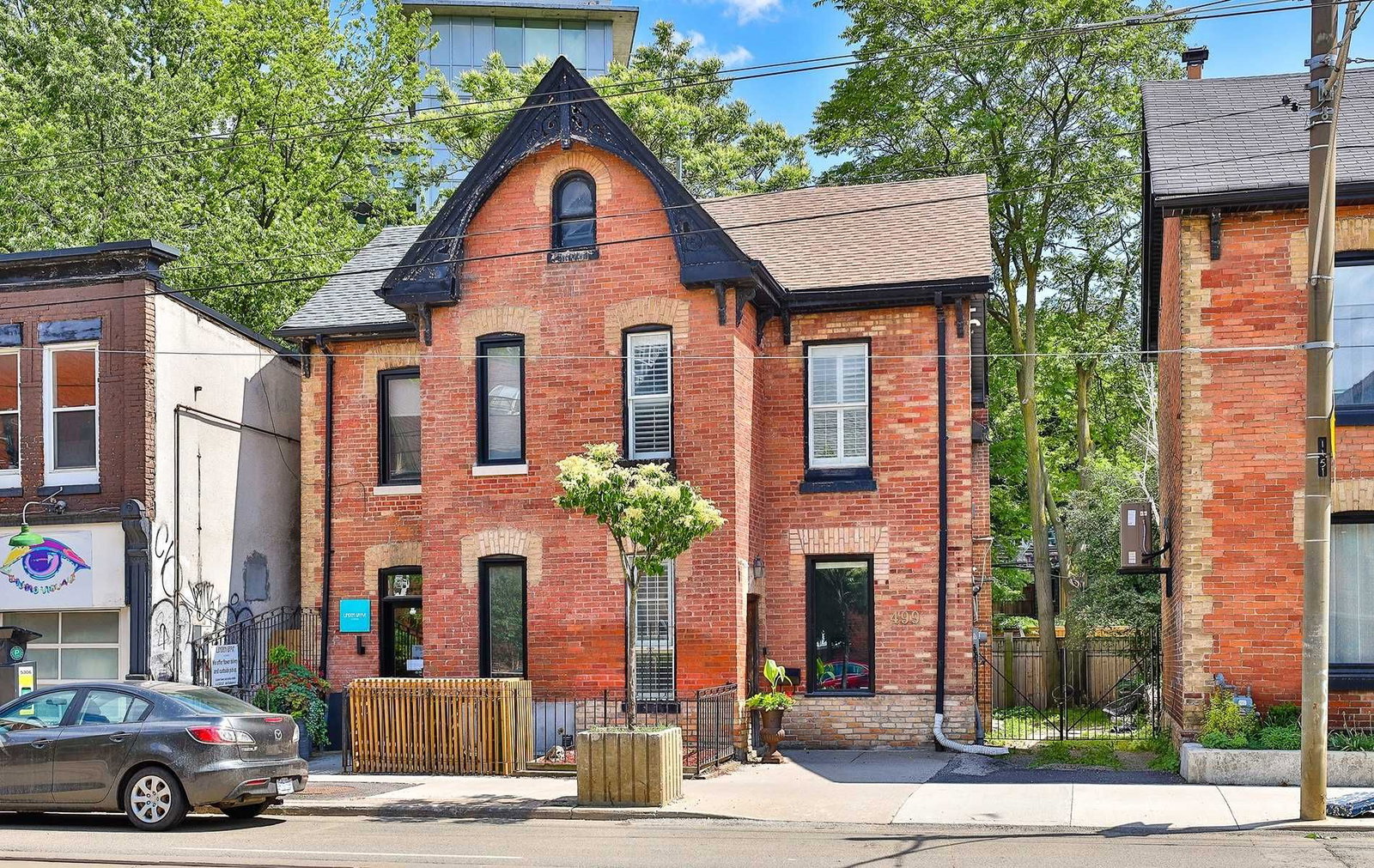 499 Queen St E