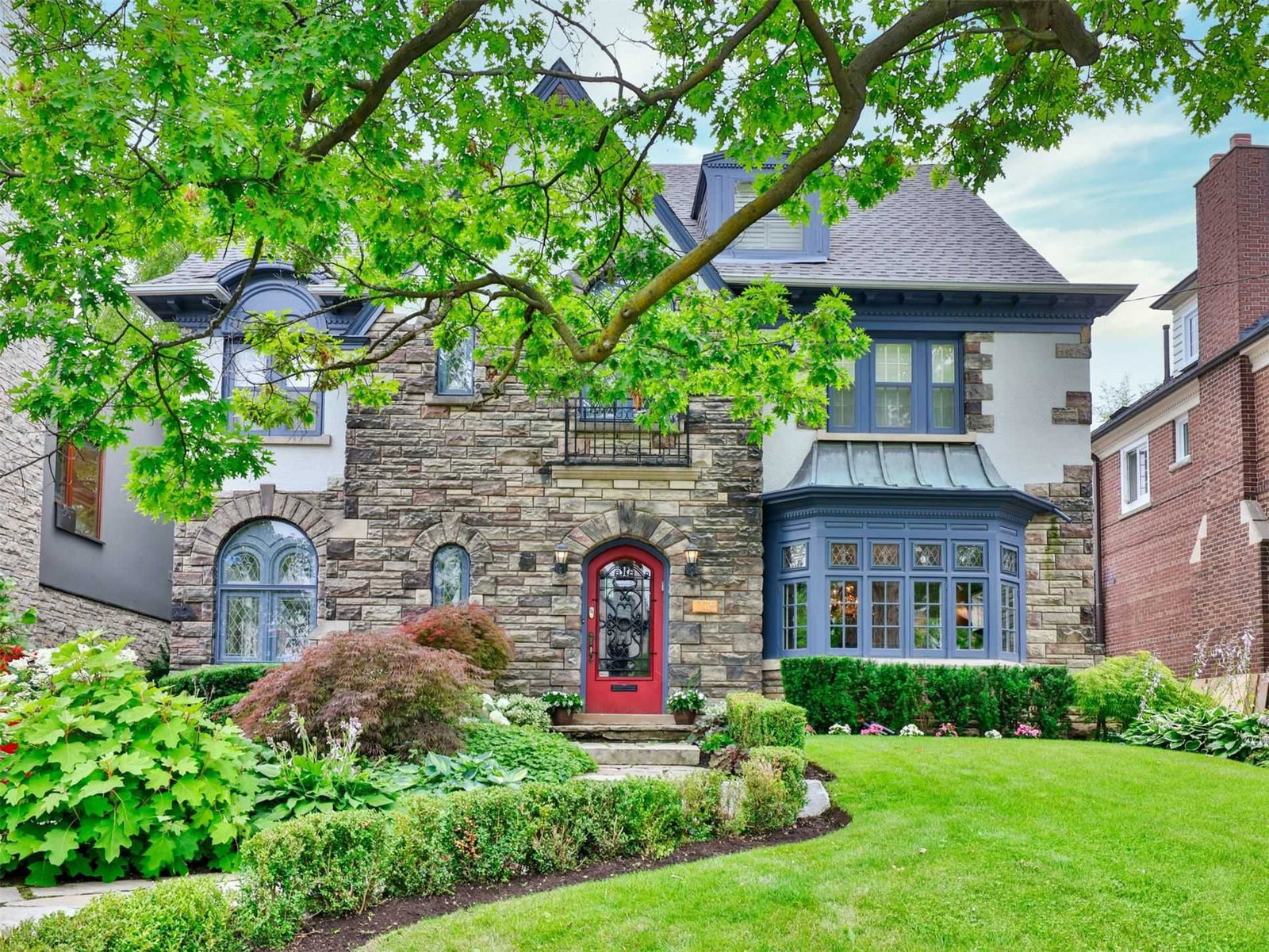216 Dunvegan Rd