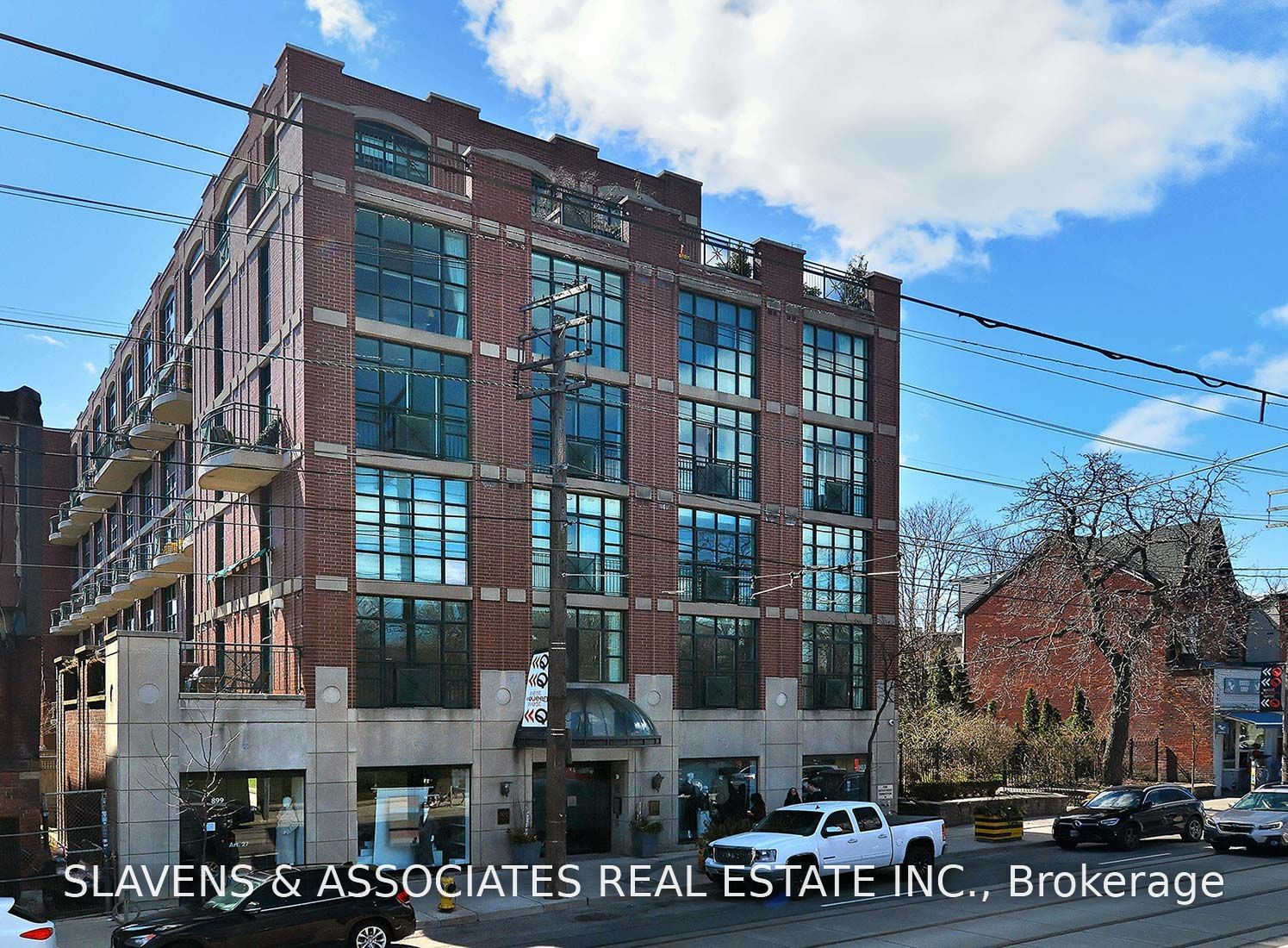 901 Queen St W