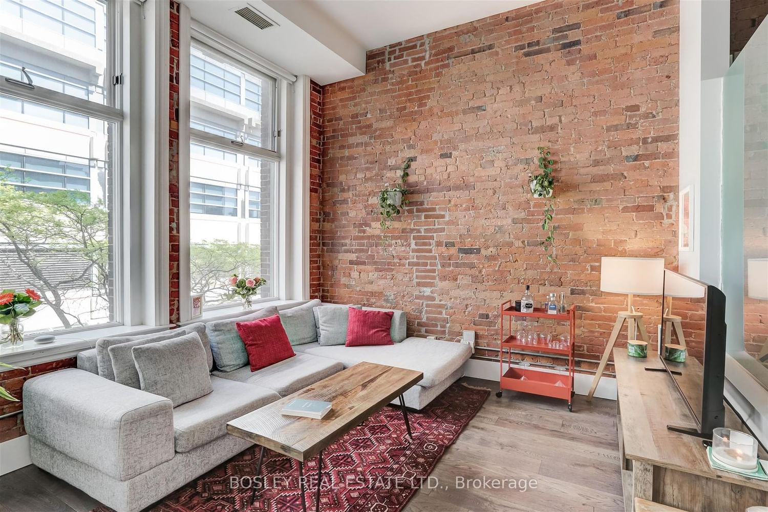 915 King St W
