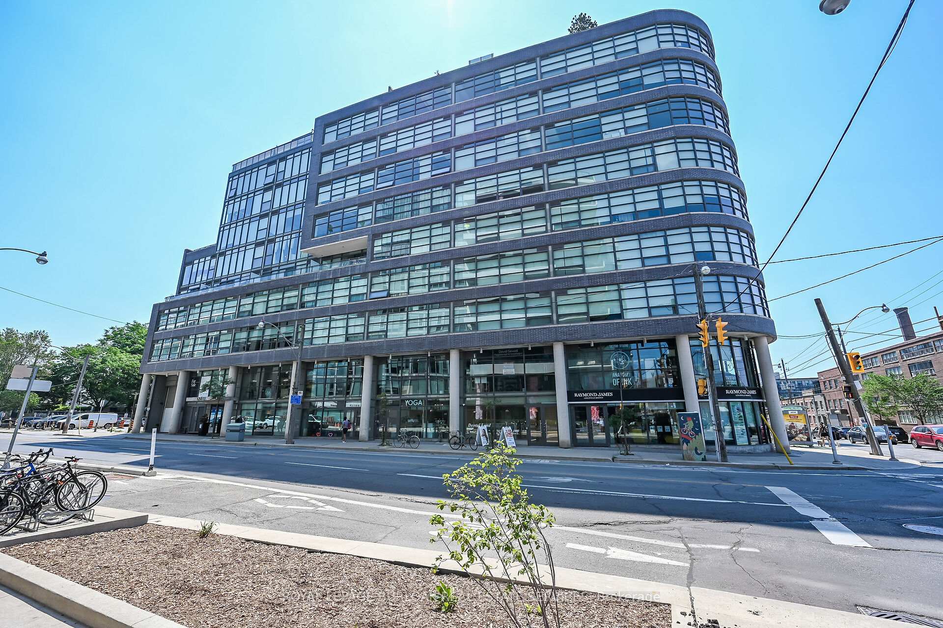 1201 Dundas Street E