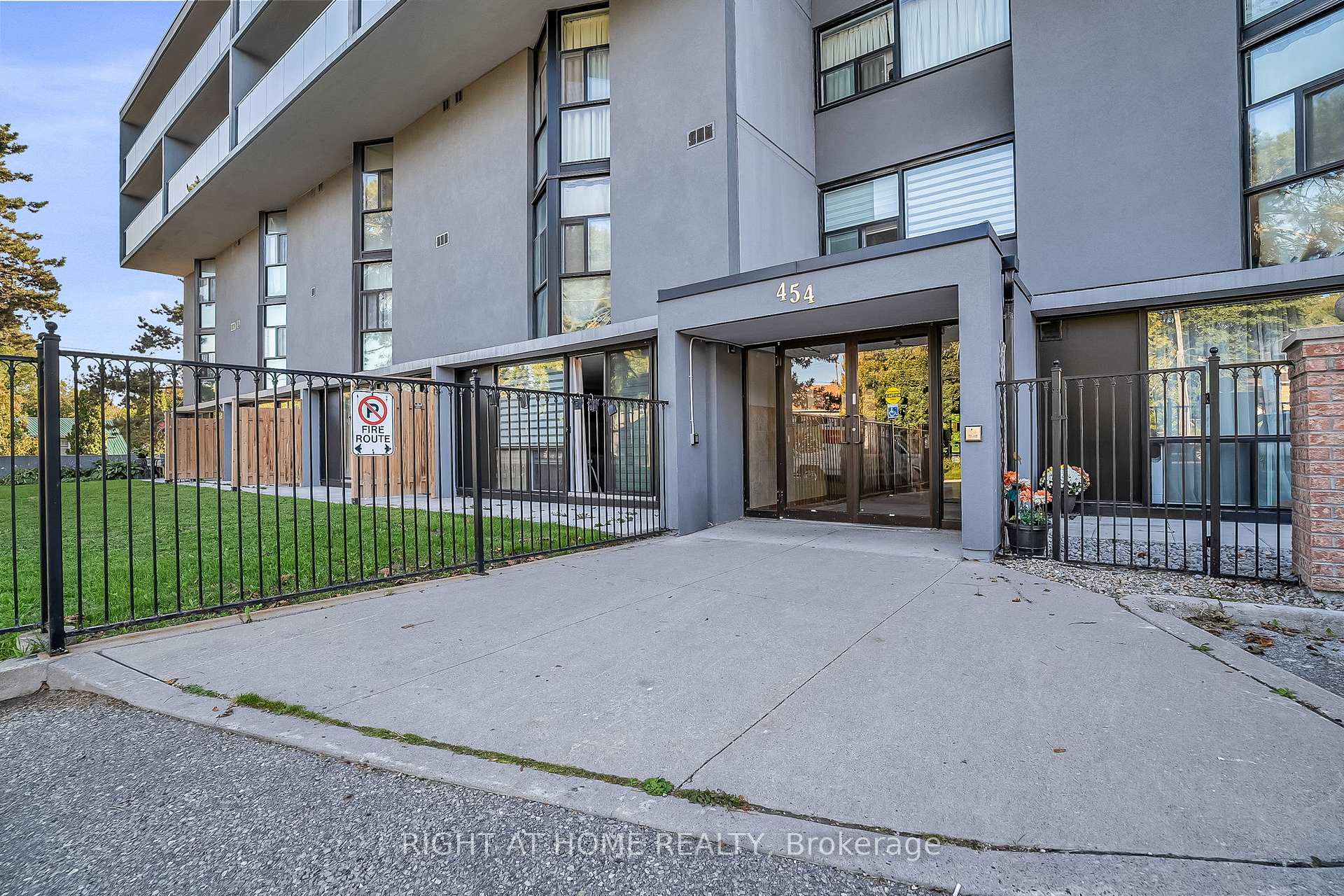 454 Centre Street S