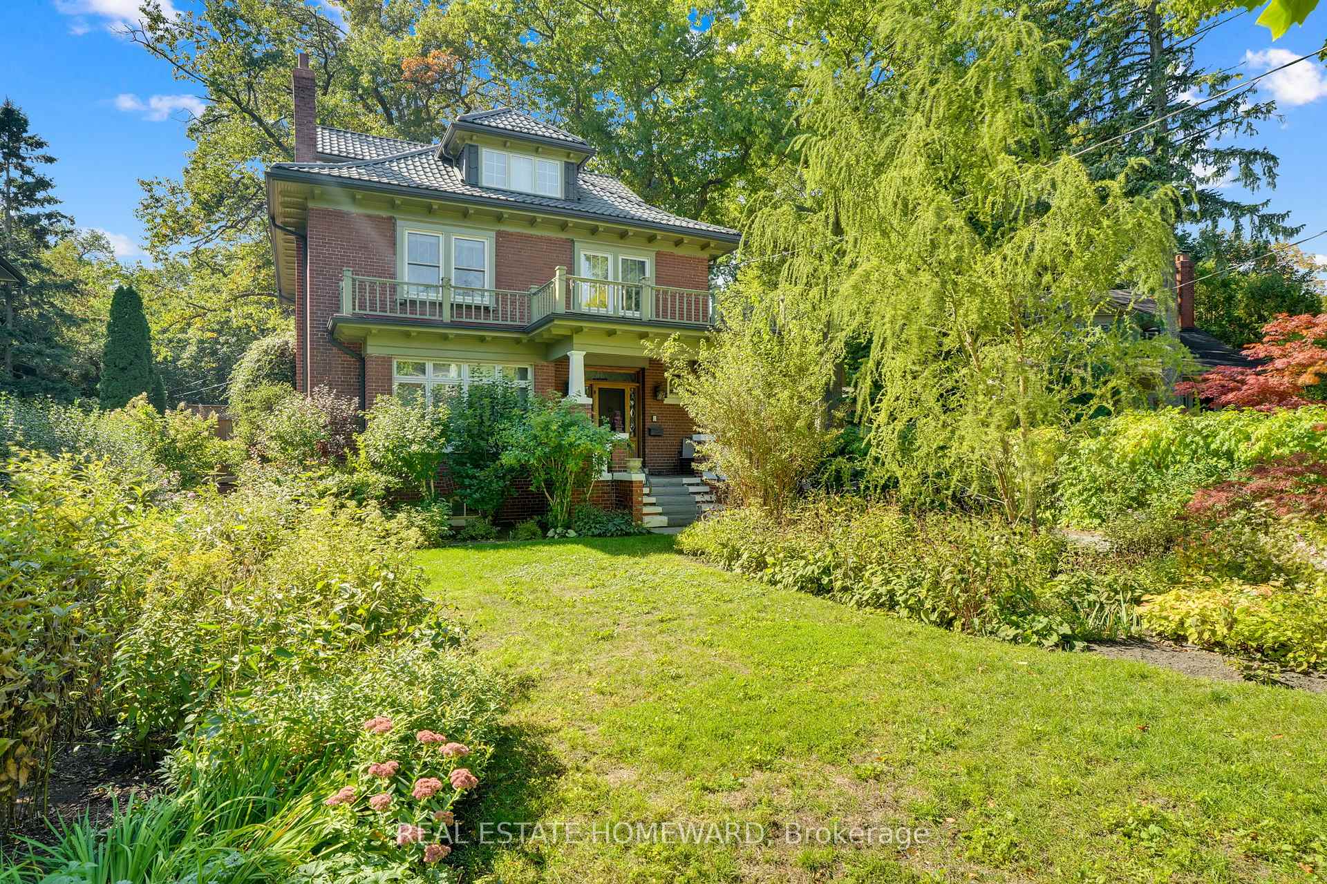32 Hollywood Crescent