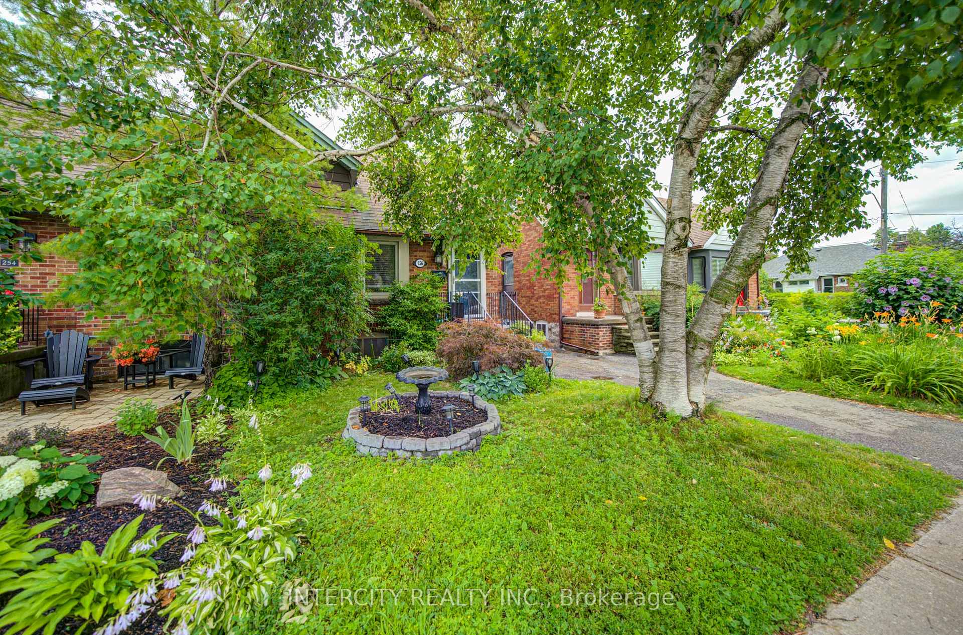 256 Blantyre Avenue