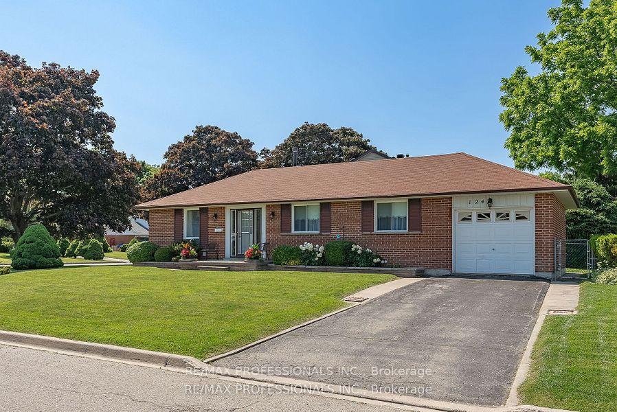 124 Panter Crescent