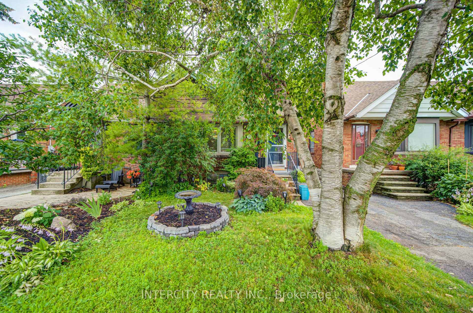 256 Blantyre Avenue