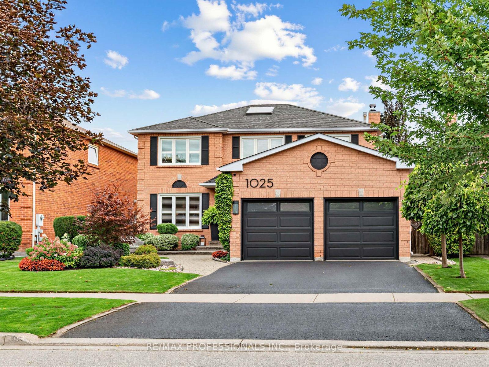 1025 Moorelands Crescent
