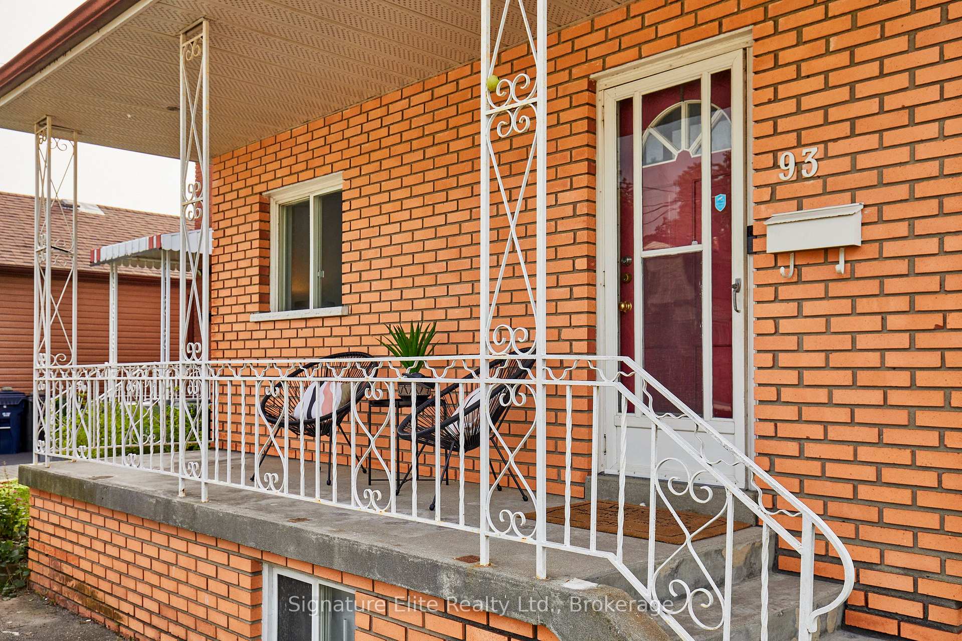 93 Pinegrove Avenue