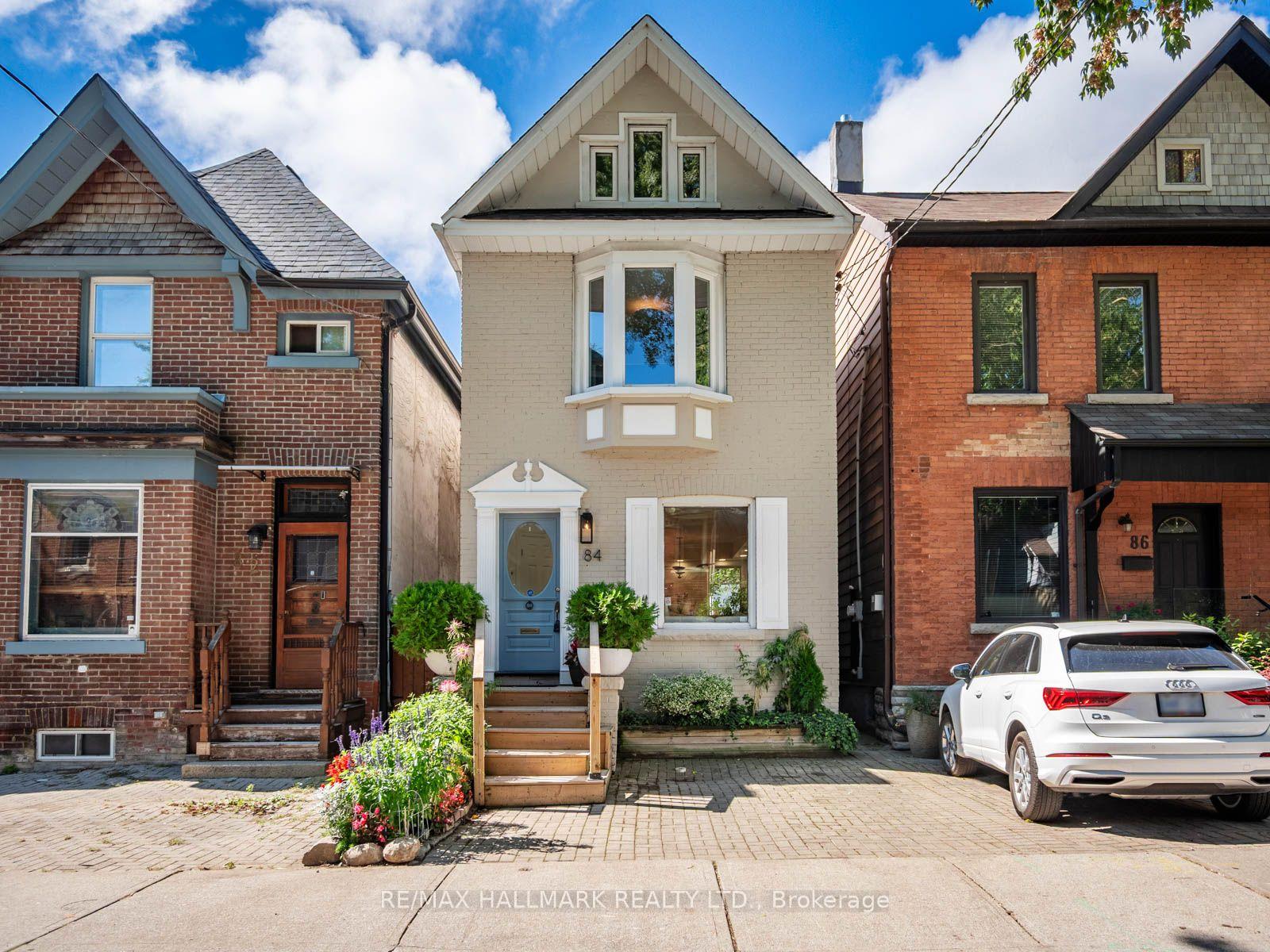 84 De Grassi Street