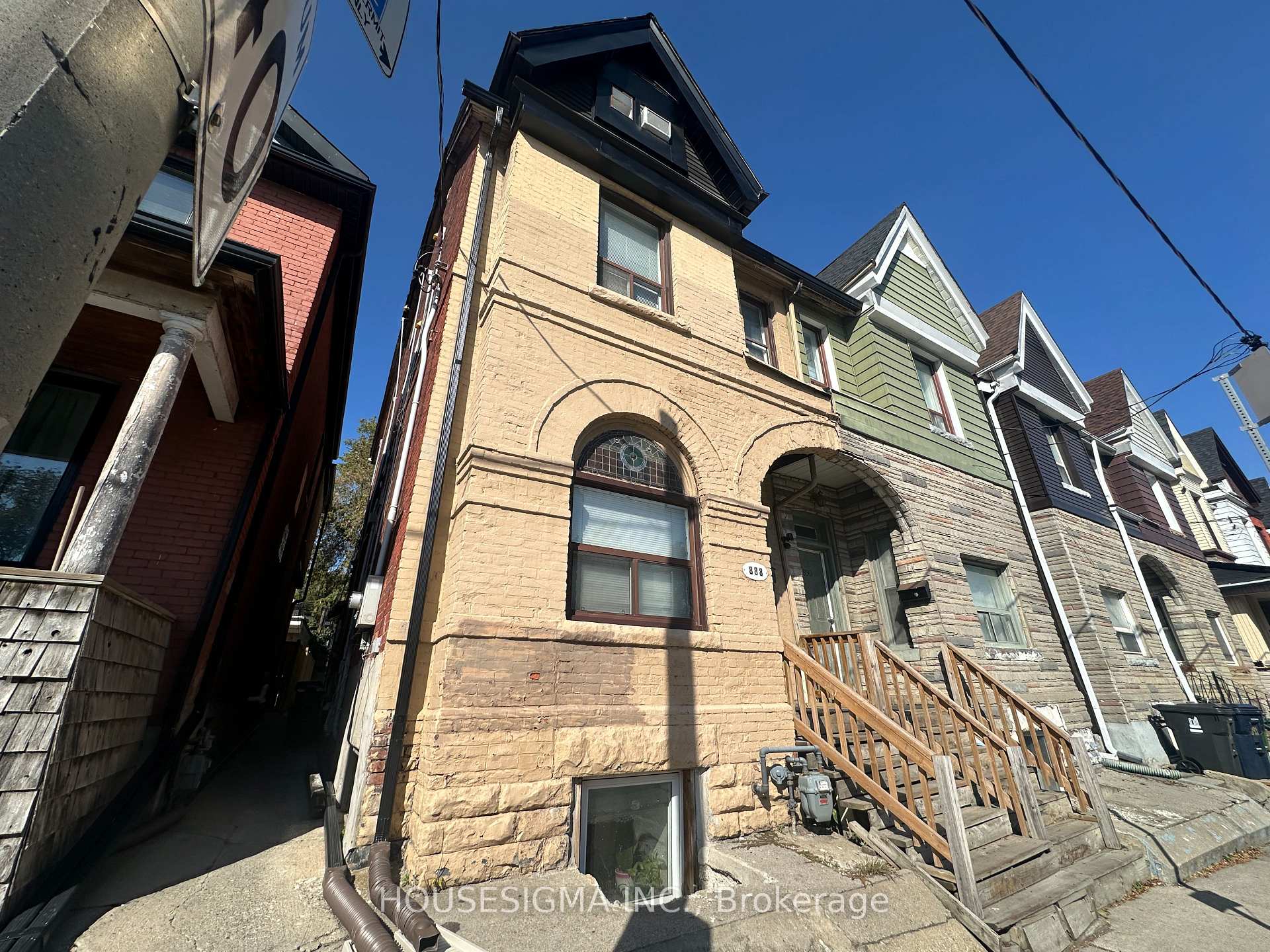 888 Dundas Street E