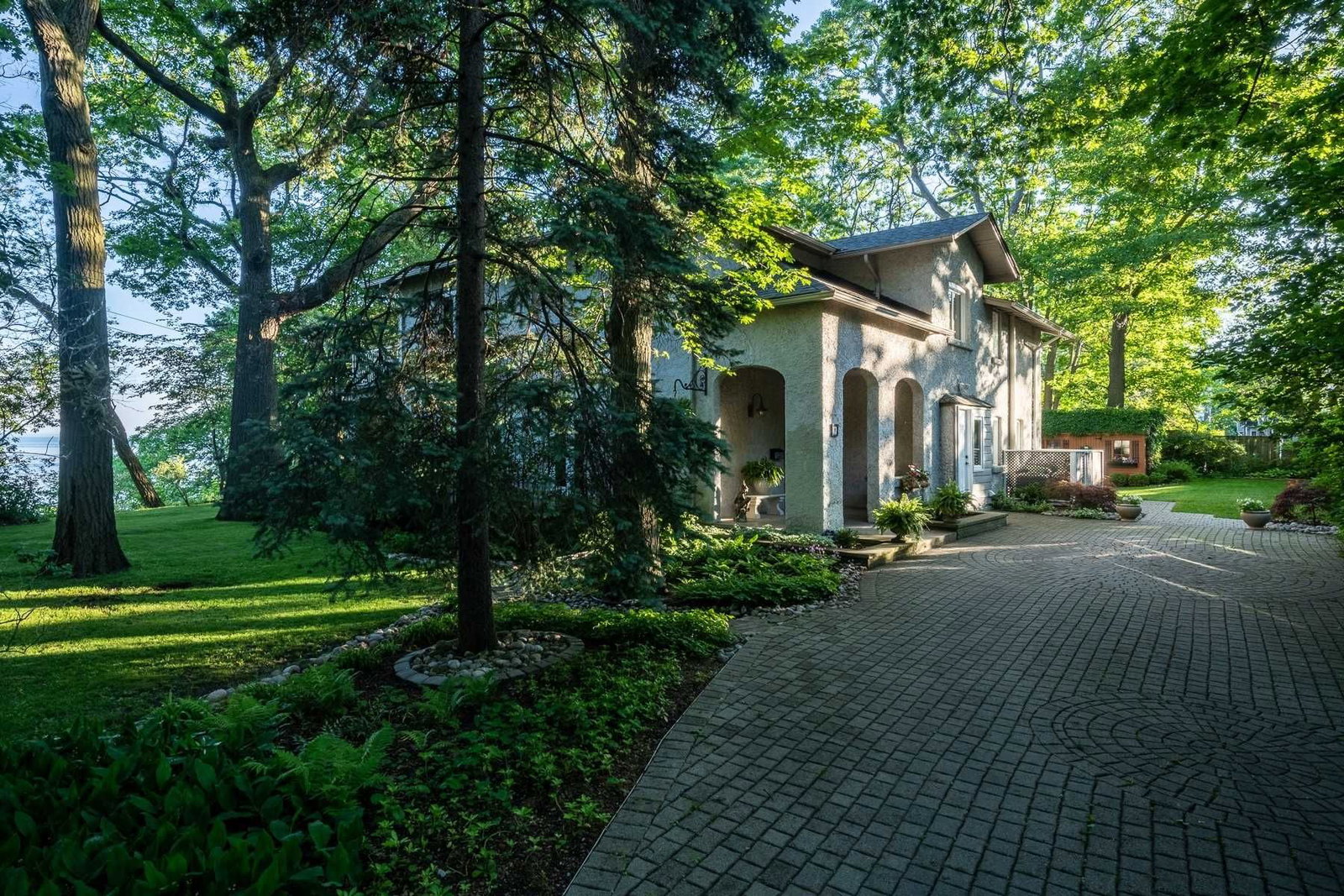 8 Lakeside Ave