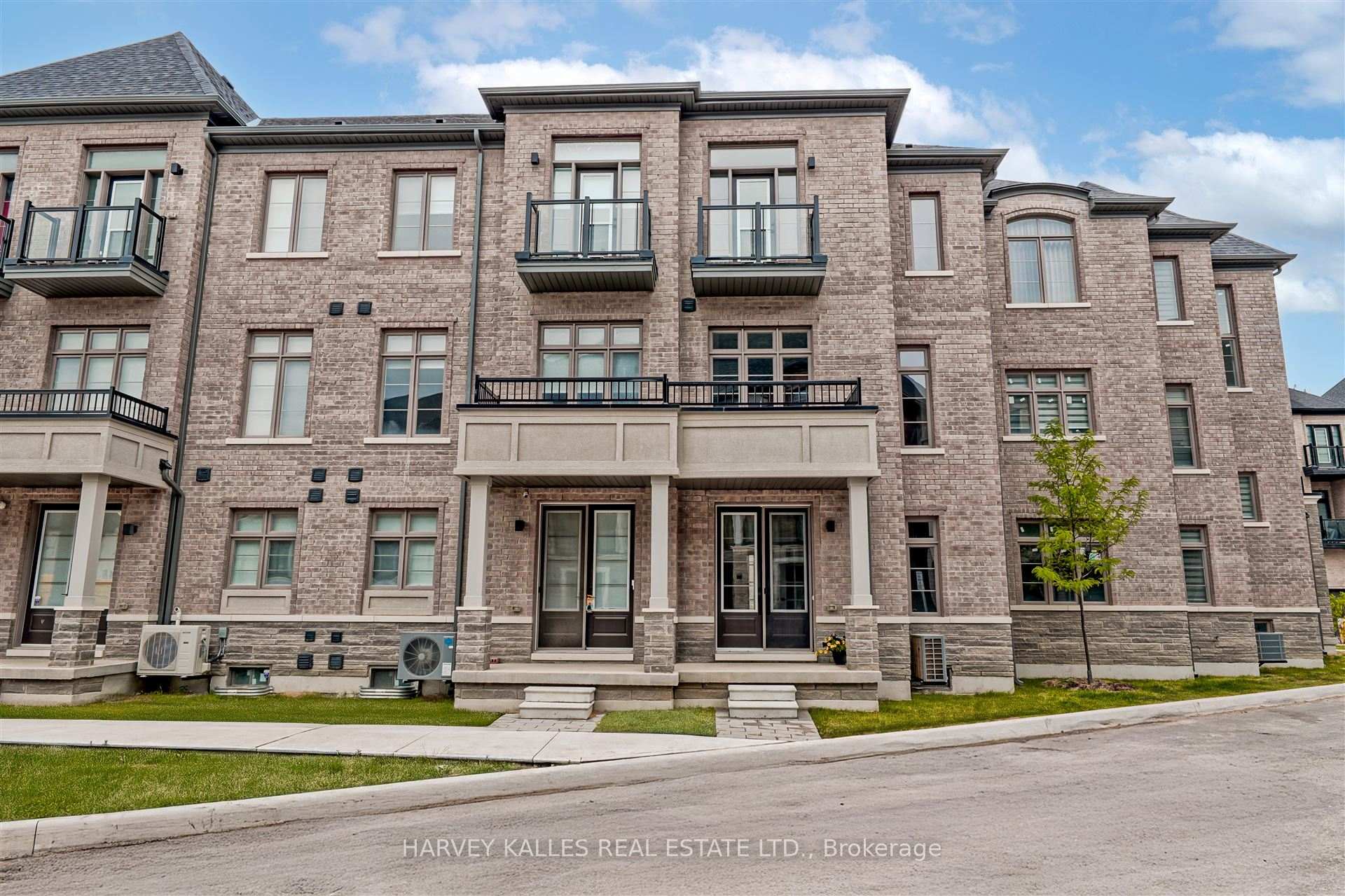 75 De La Roche Drive