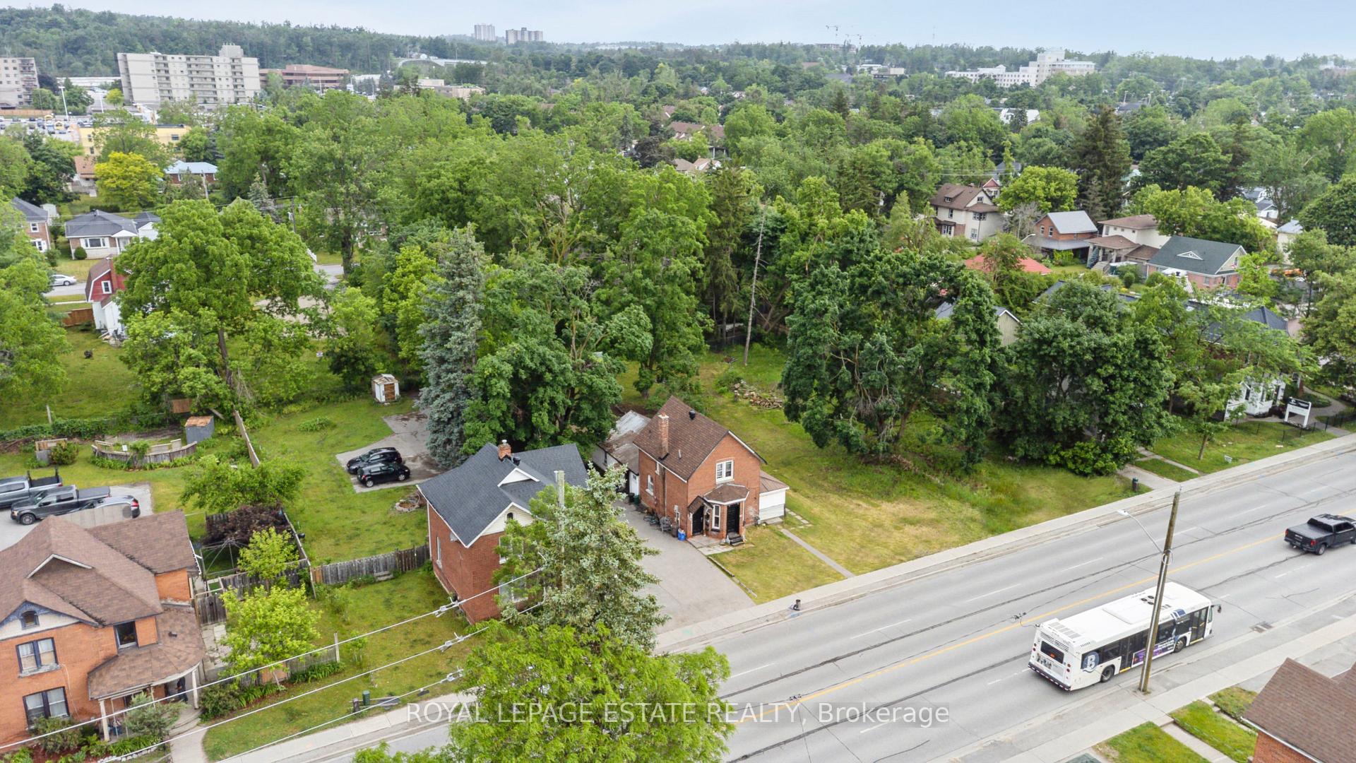 226 Dunlop Street W