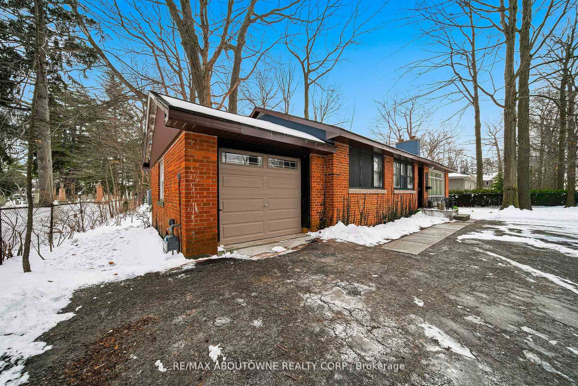 276 Lakeshore Road W
