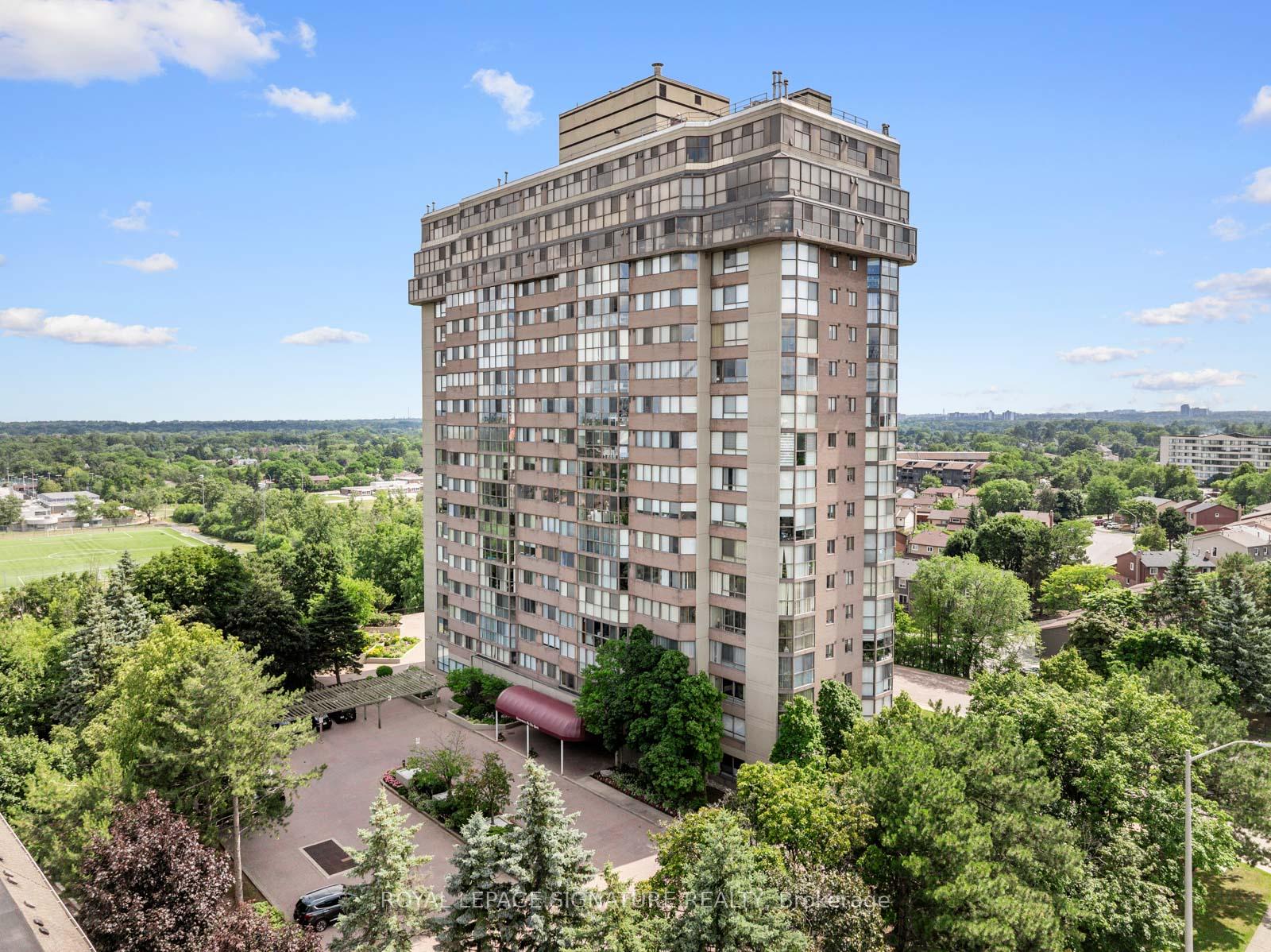880 Dundas Street W