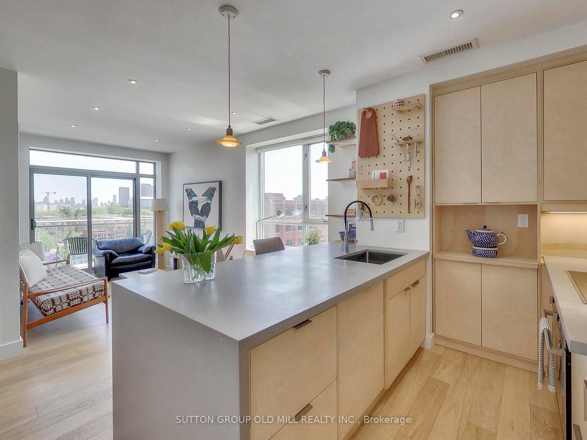 2495 Dundas Street W