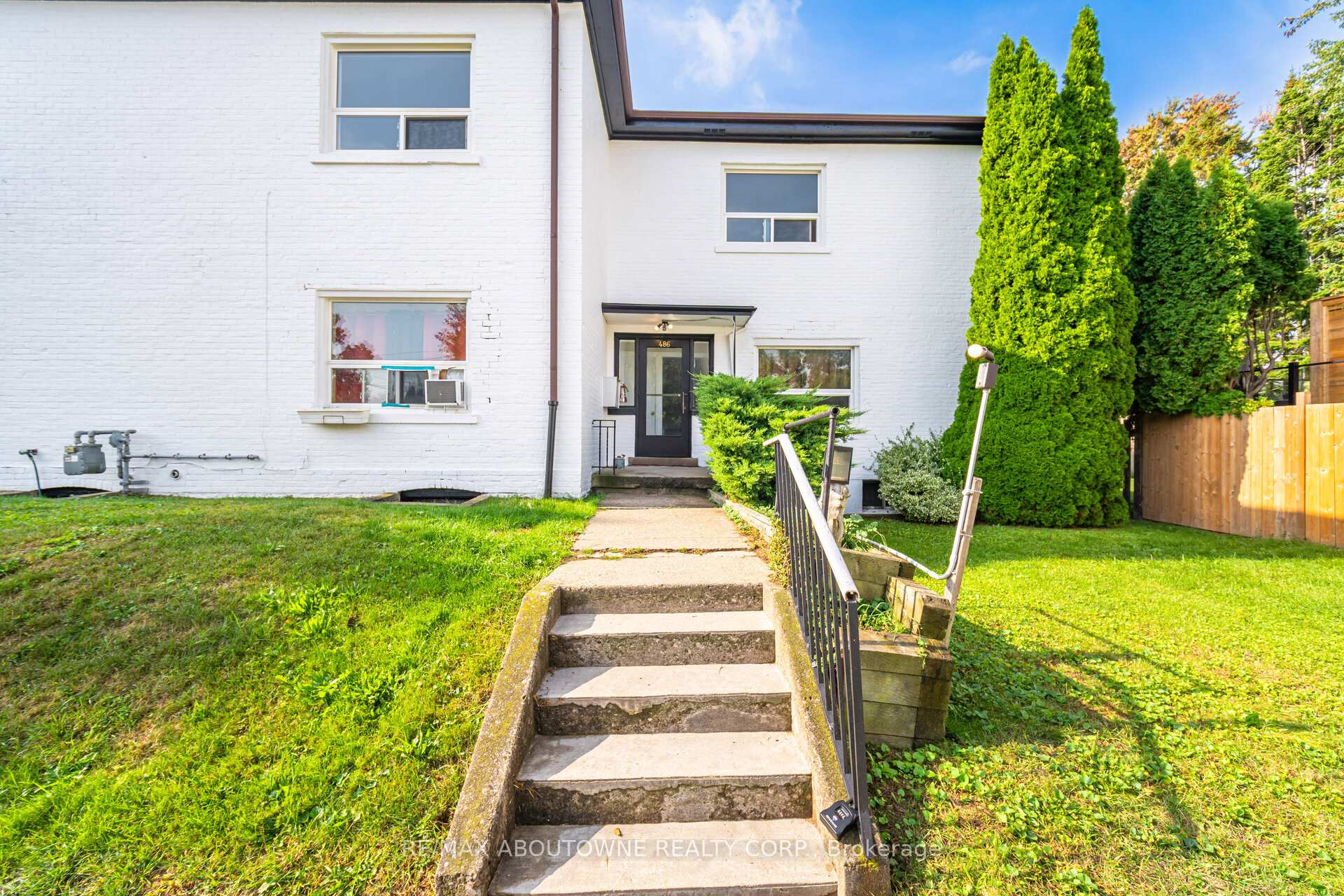 486 Holtby Avenue