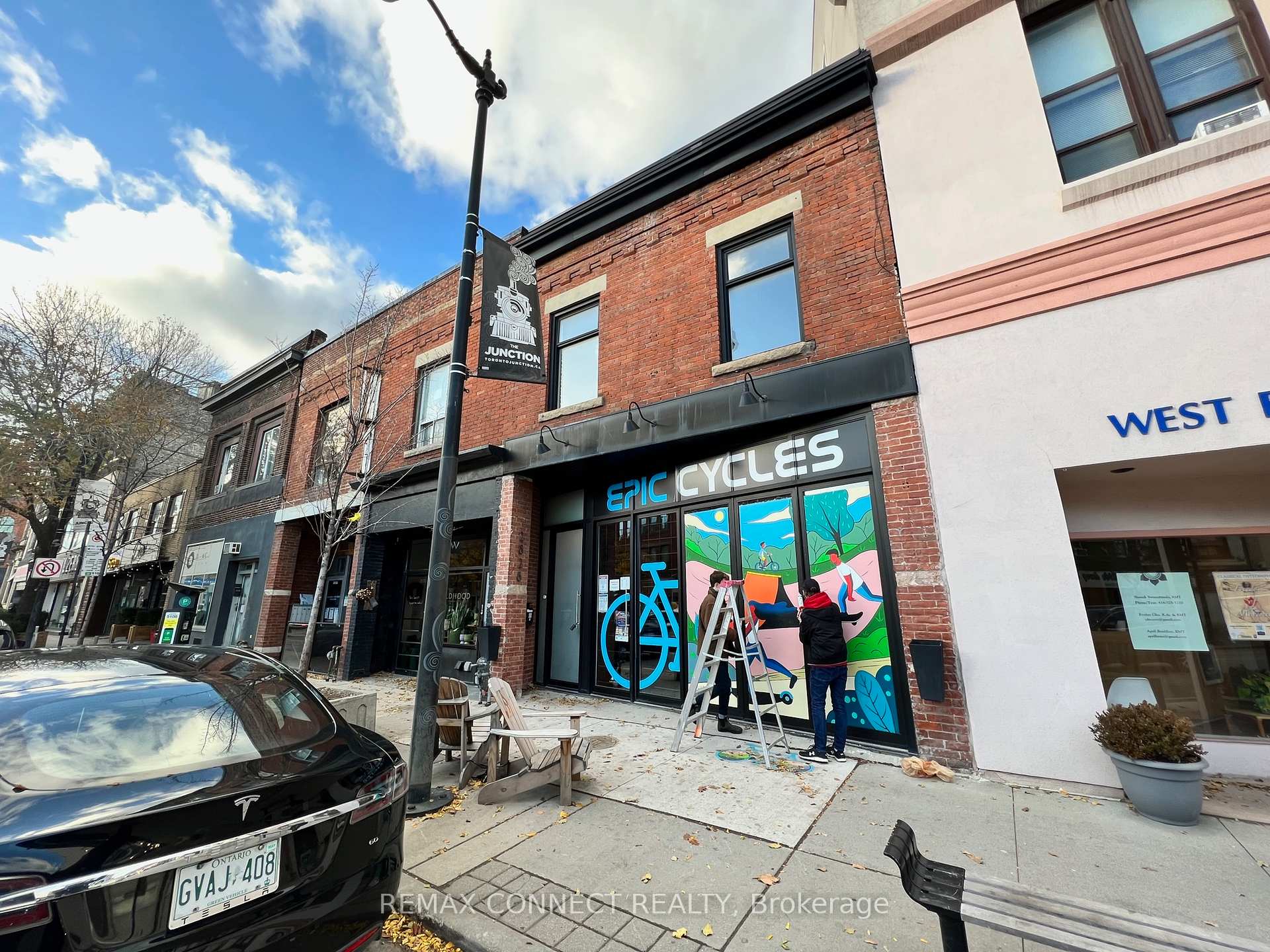 2828 Dundas Street W
