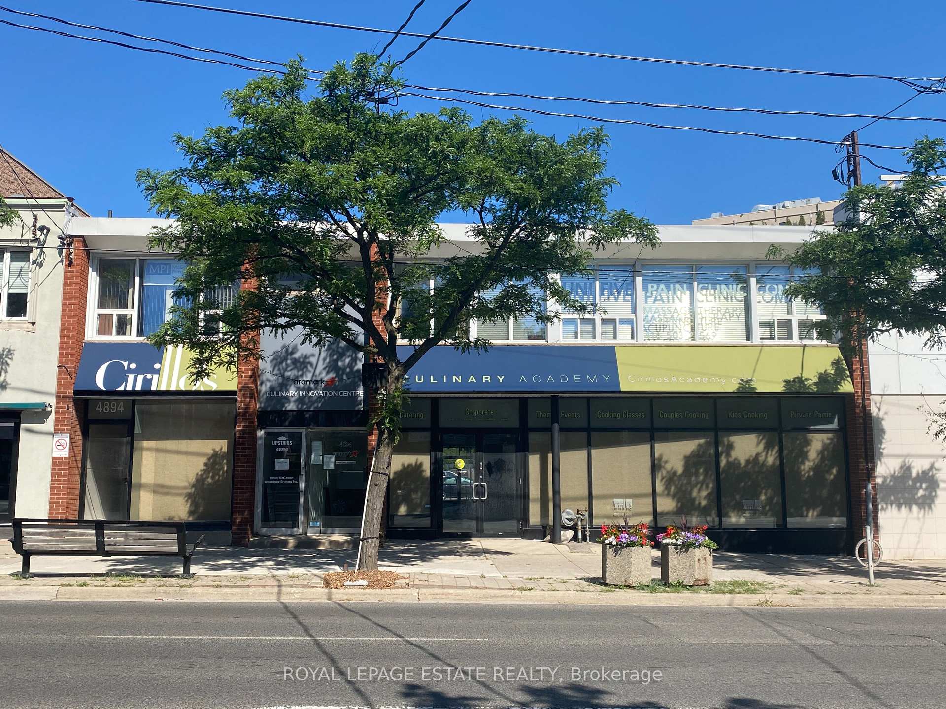 4894-4896 Dundas Street W