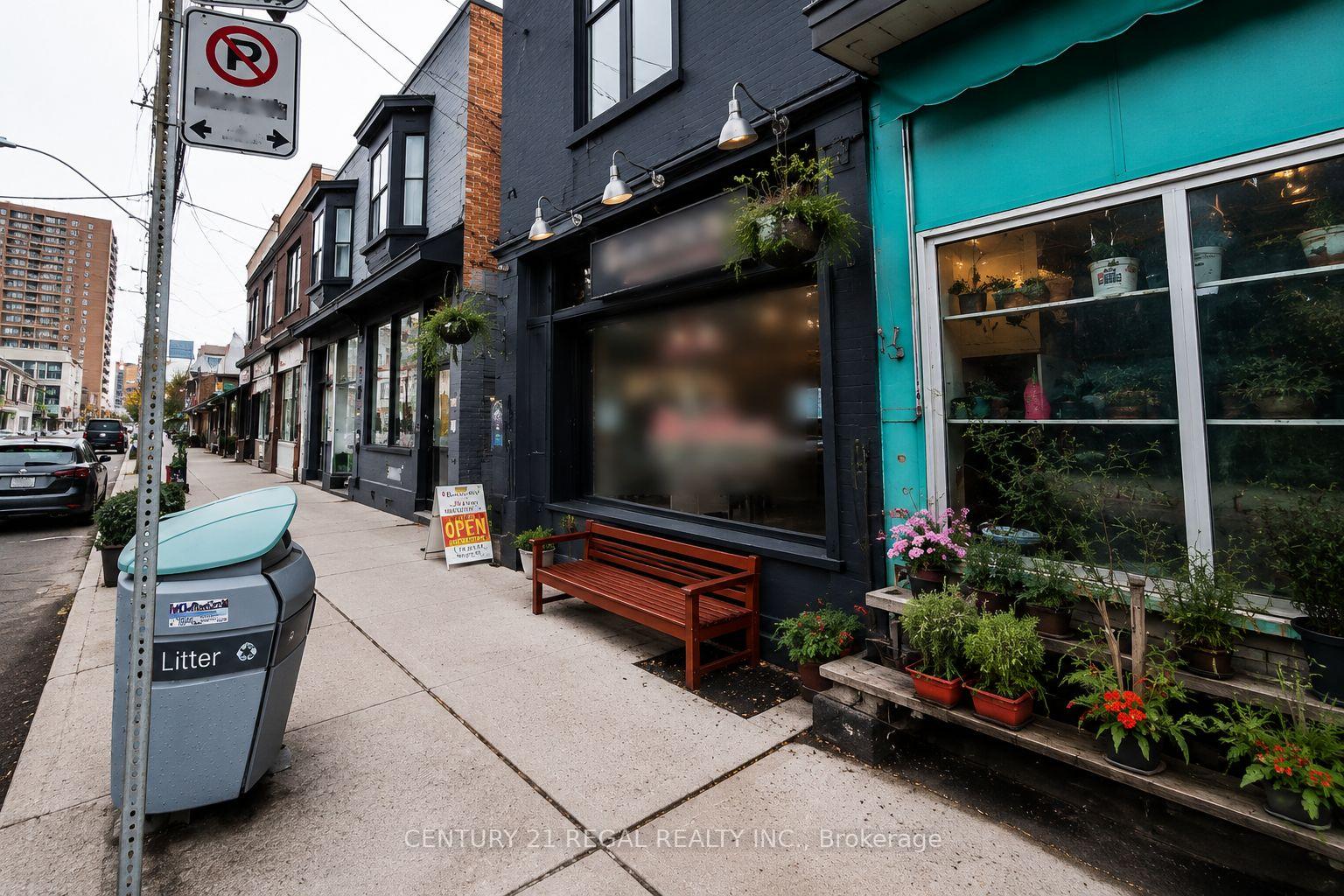 2473 Dundas Street W