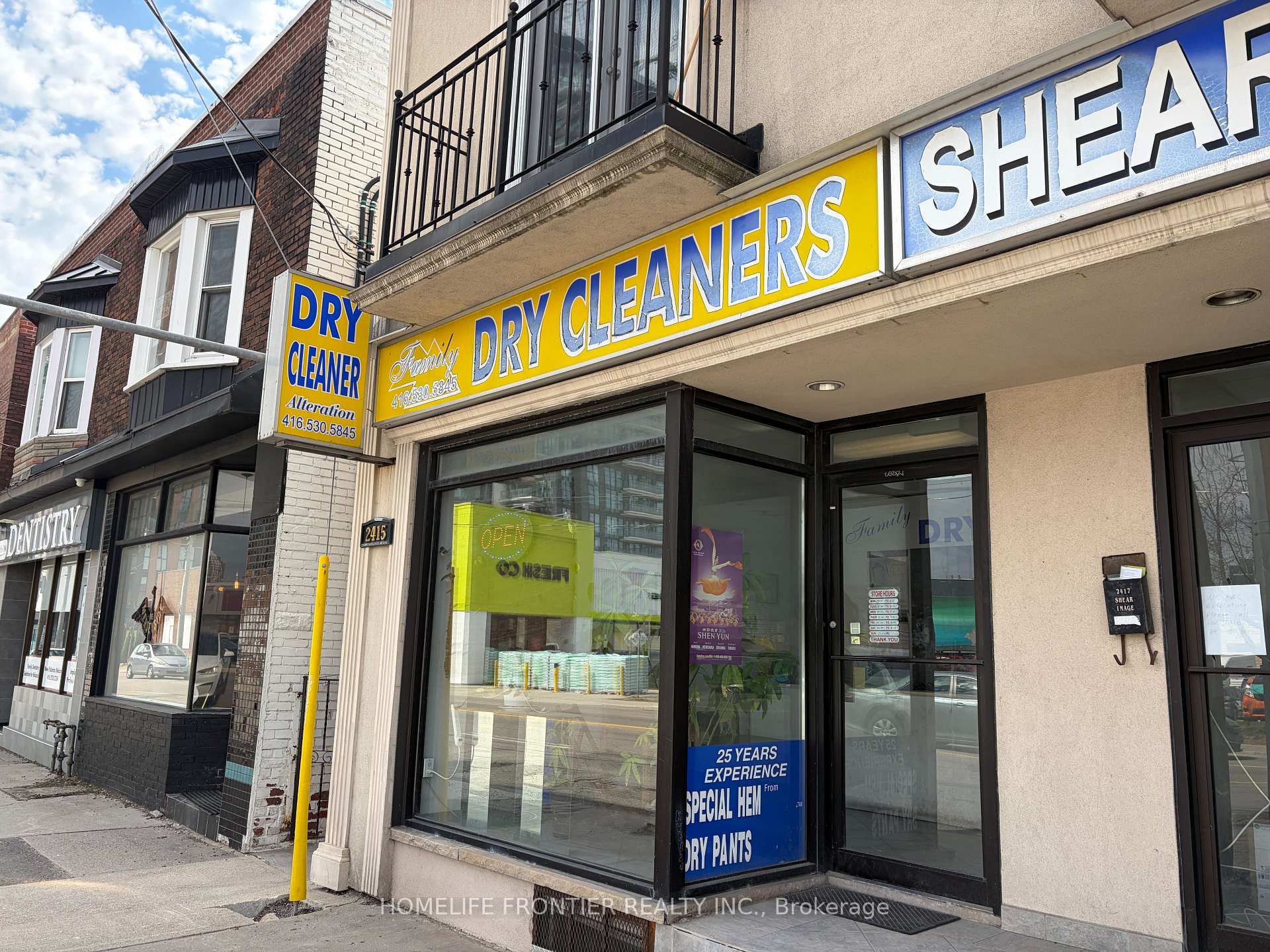 2415 Dundas Street W