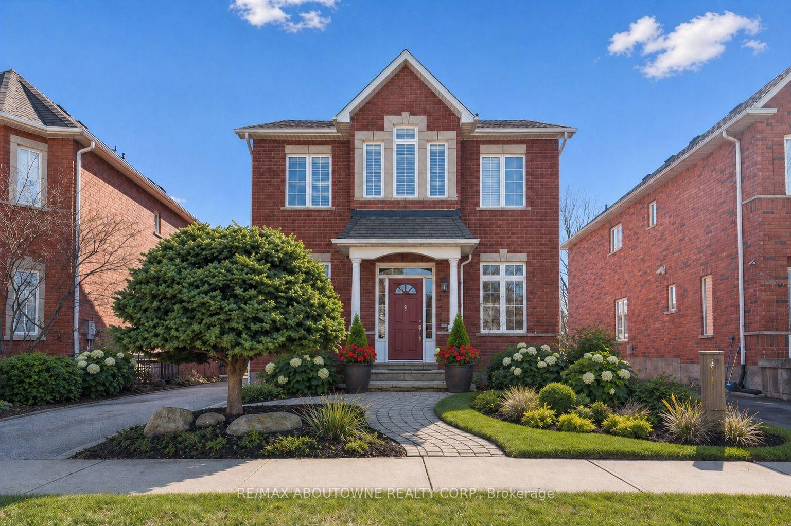 2484 Capilano Crescent