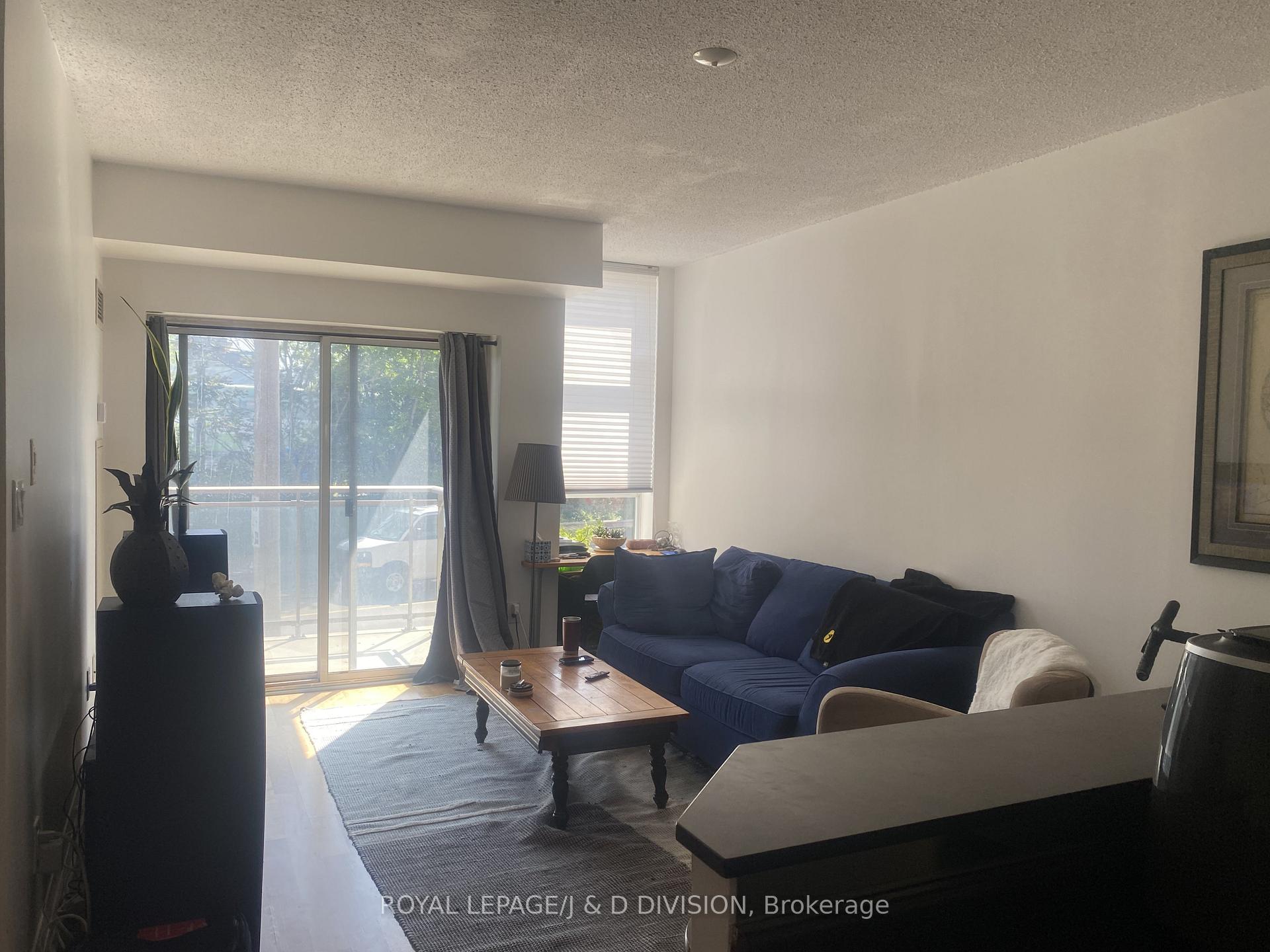 2495 Dundas Street W