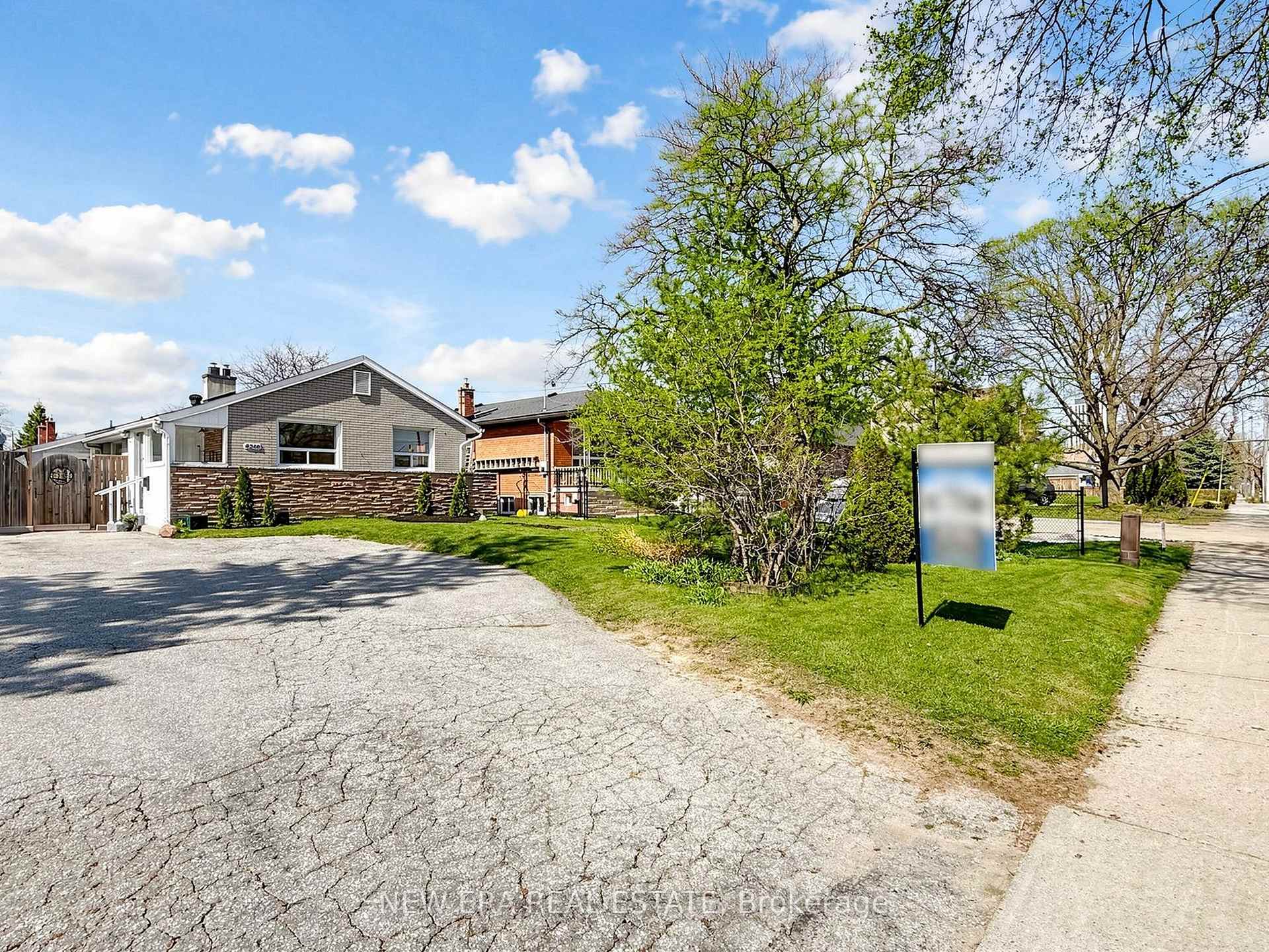 4246 Bloor Street W
