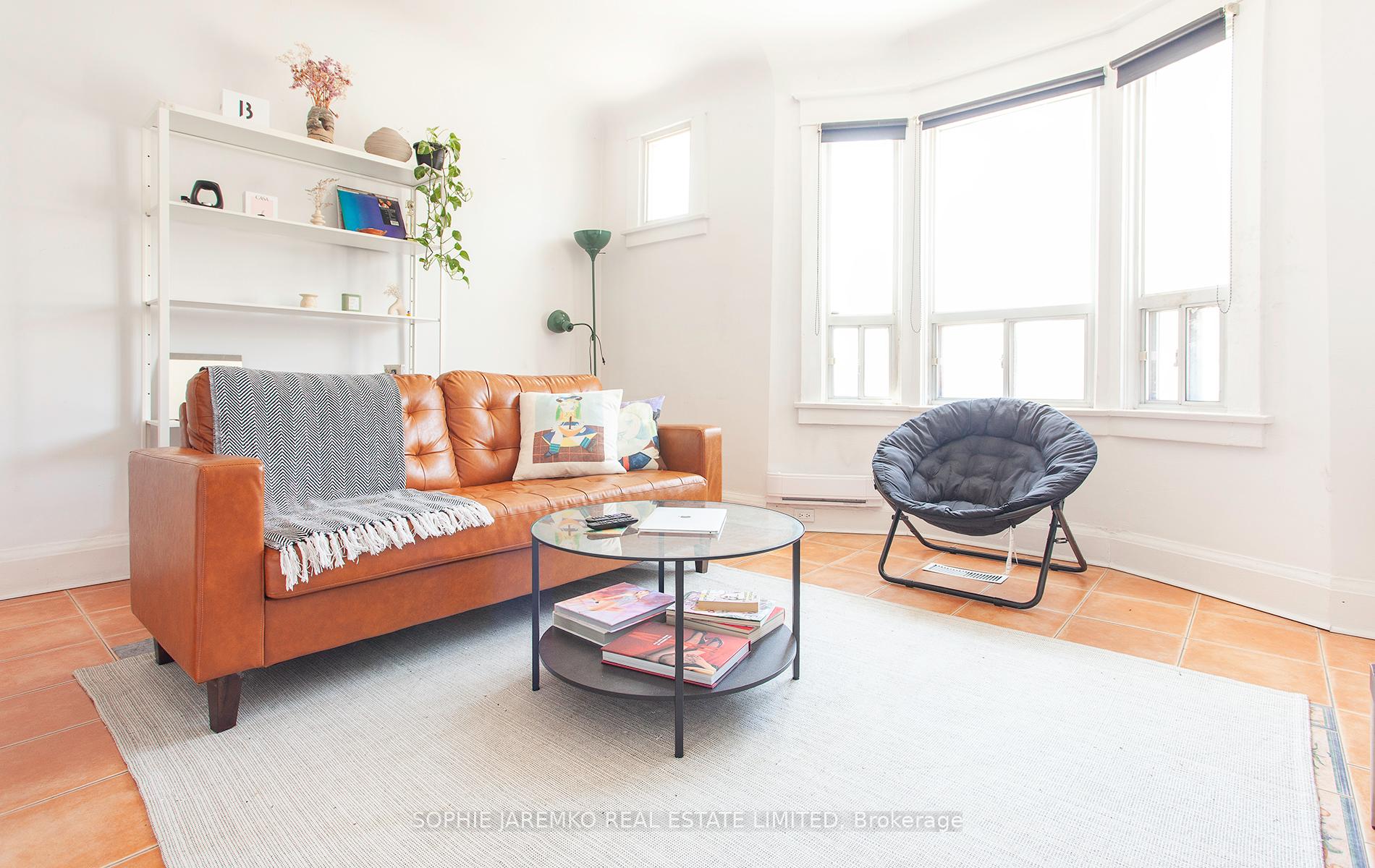 2102A Dundas Street W