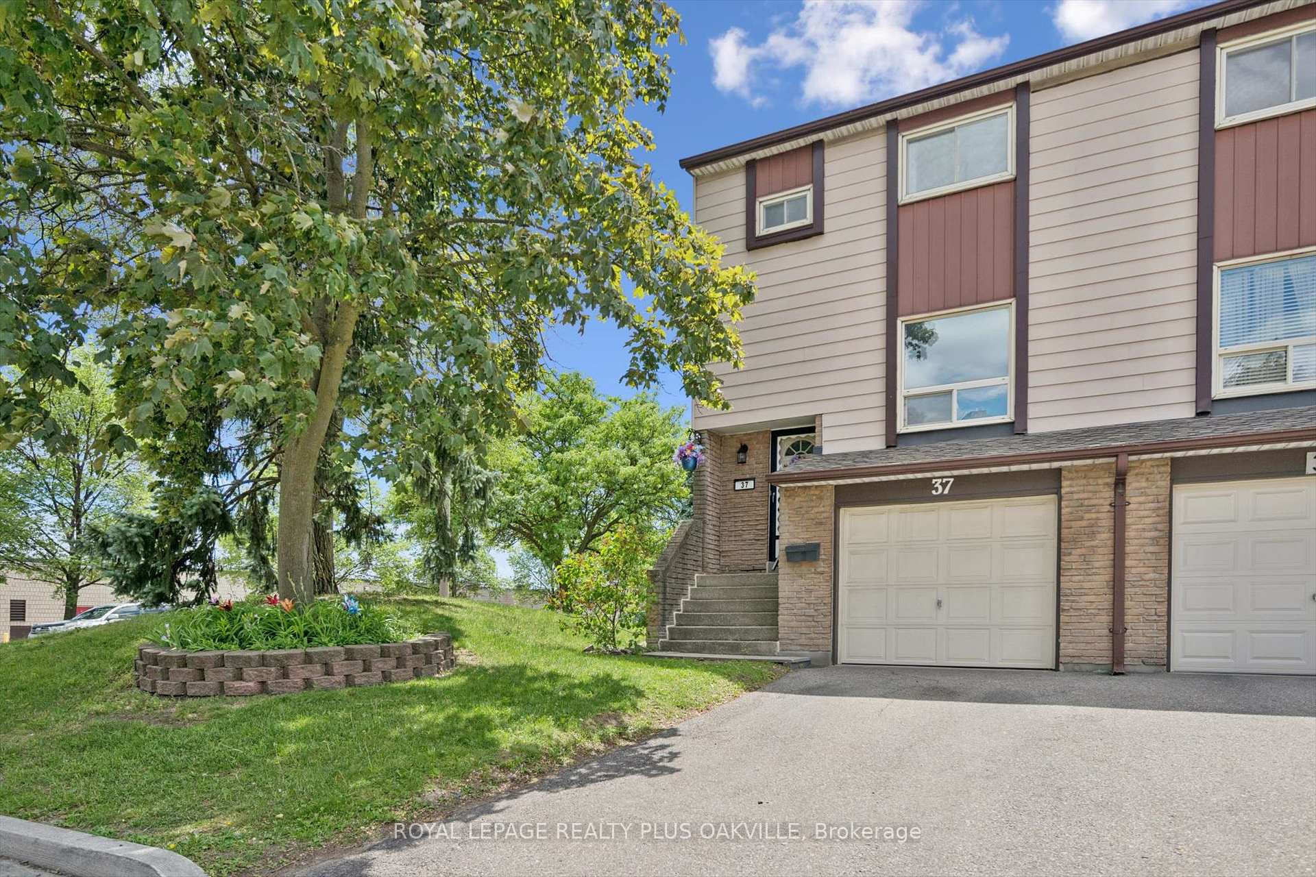 1221 Dundix Road