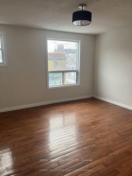 916 Bloor Street W