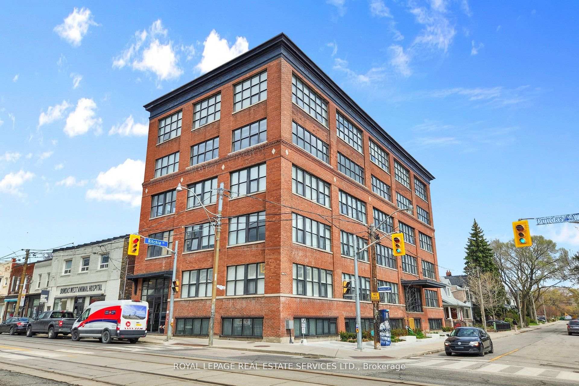 2154 Dundas Street W
