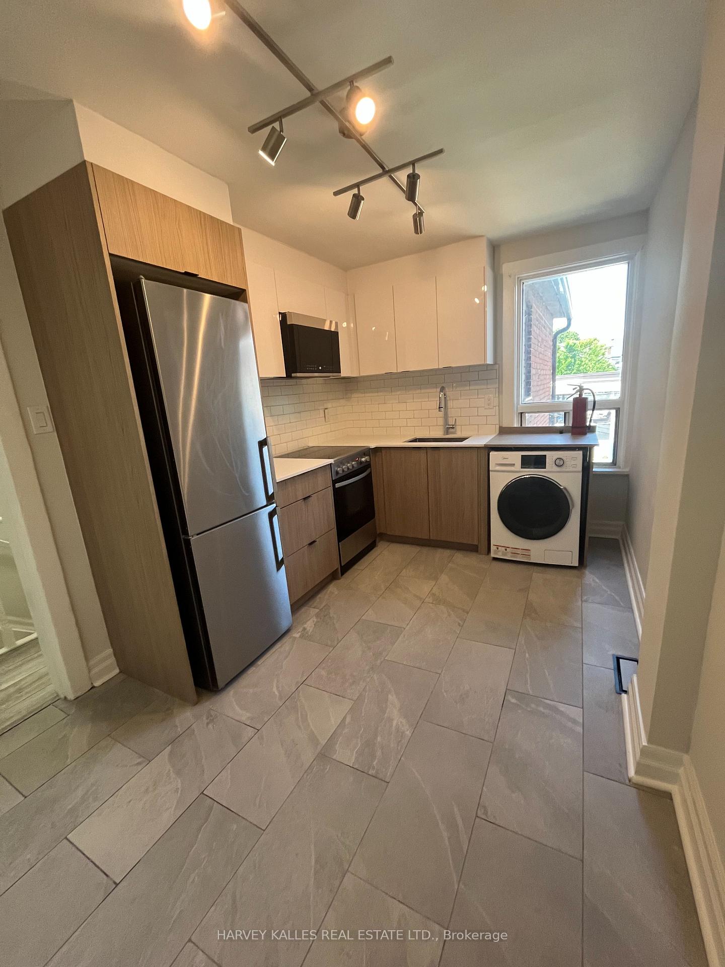910 Bloor Street W