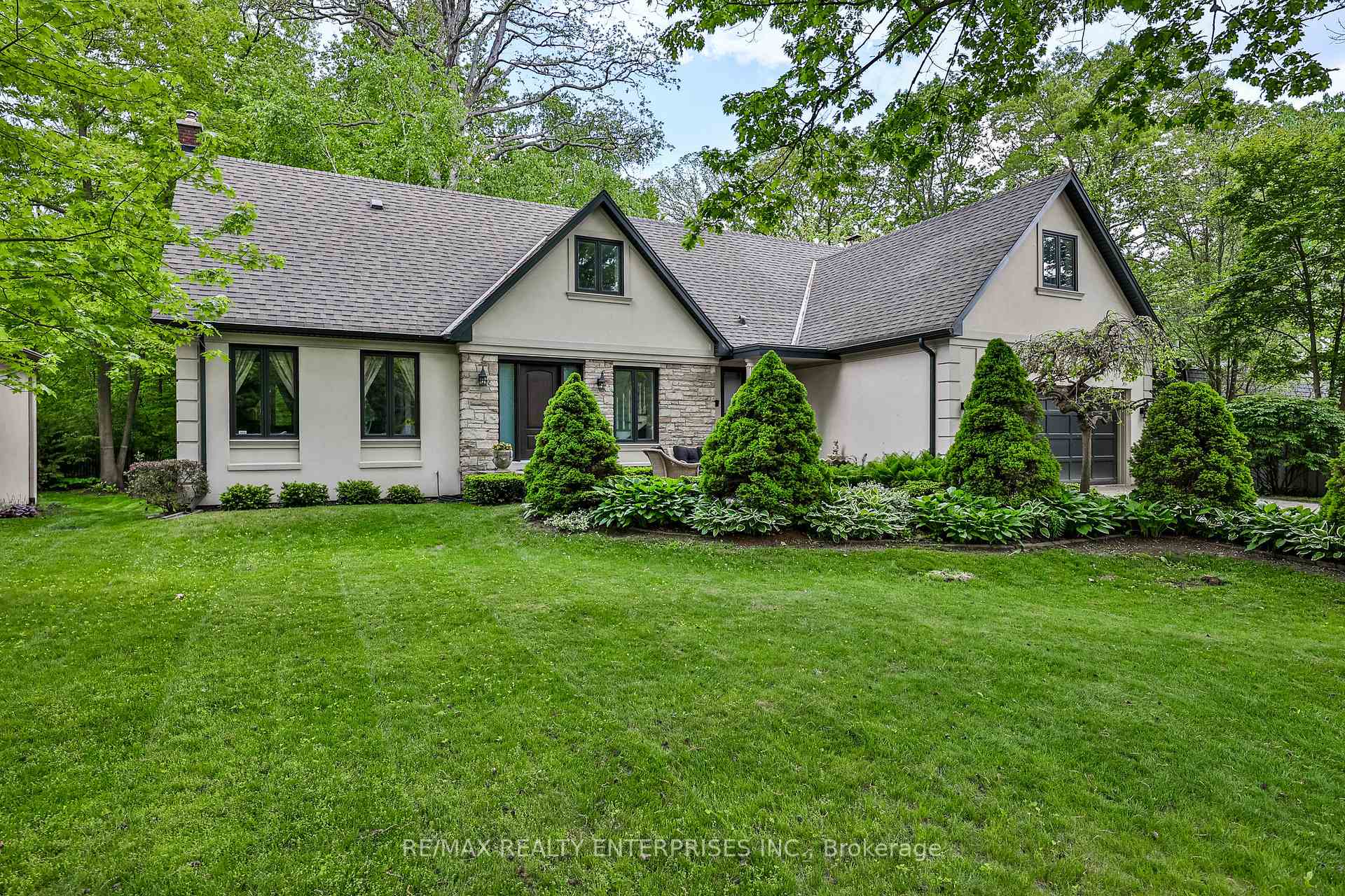 208 Mineola Road W