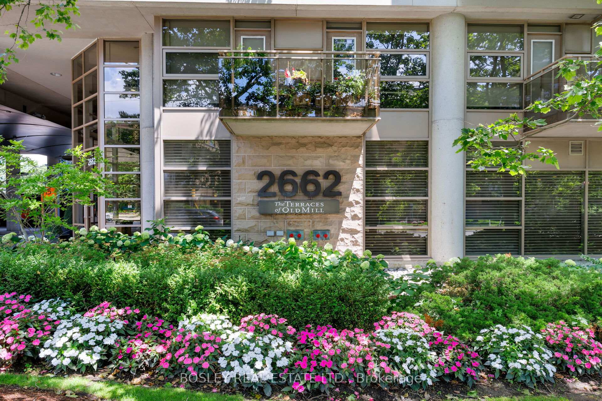 2662 Bloor Street W