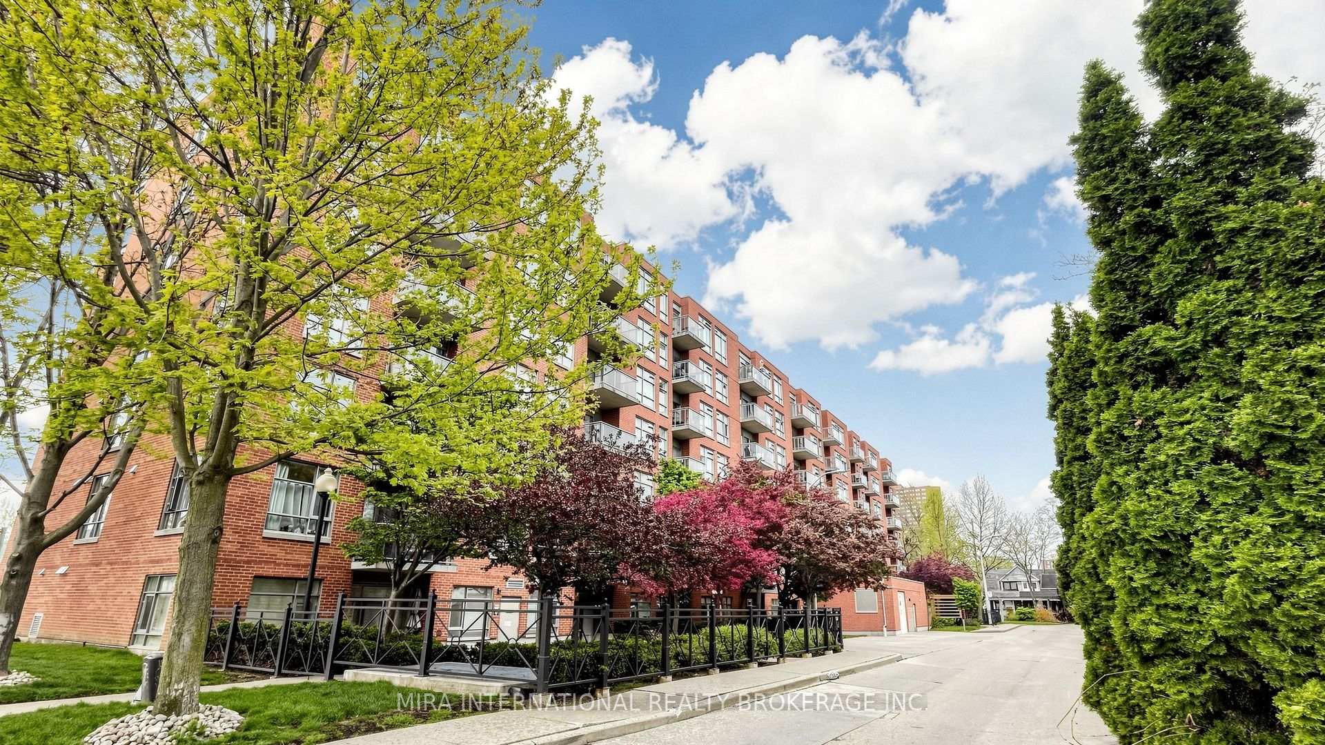 2495 Dundas Street W