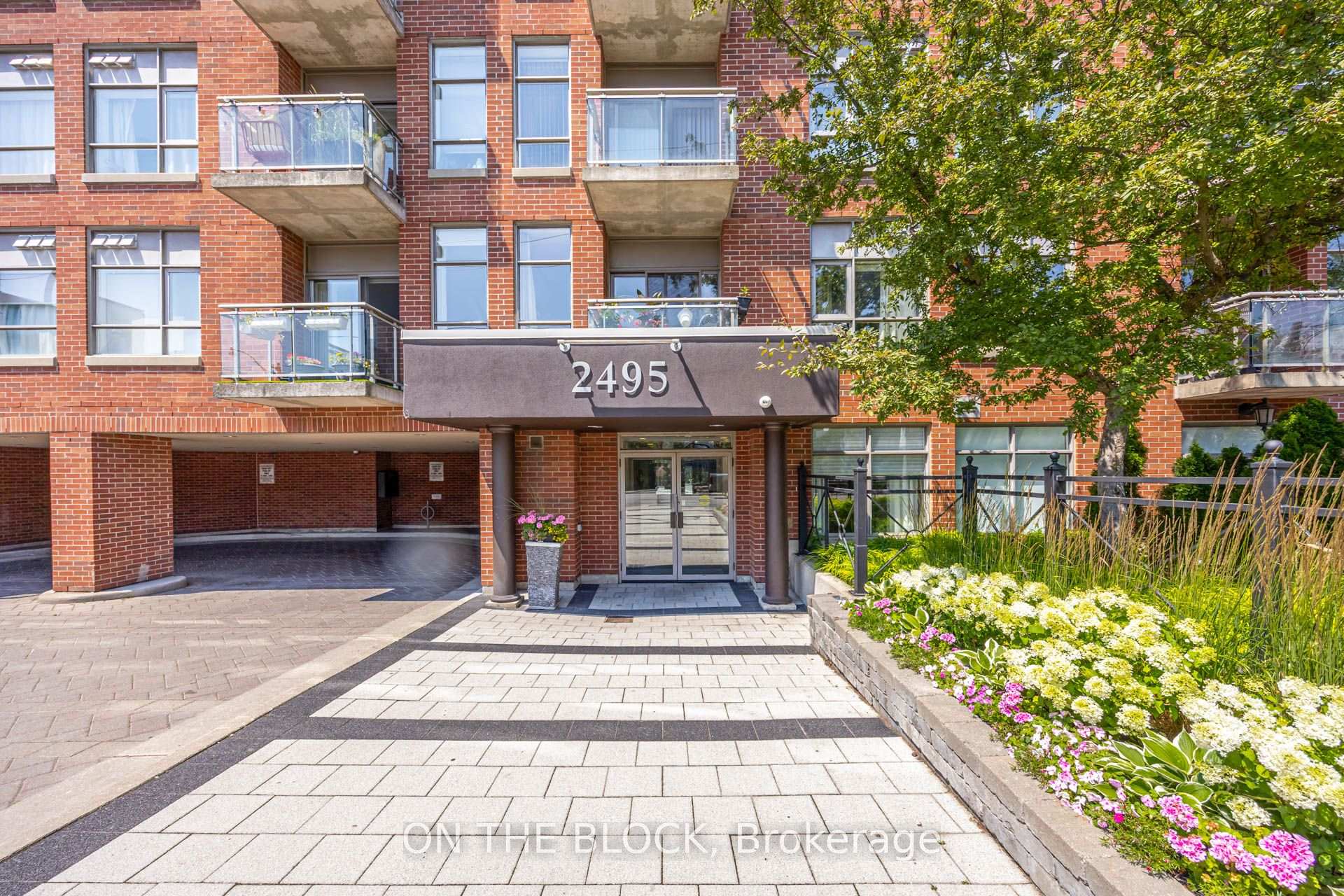2495 Dundas Street W