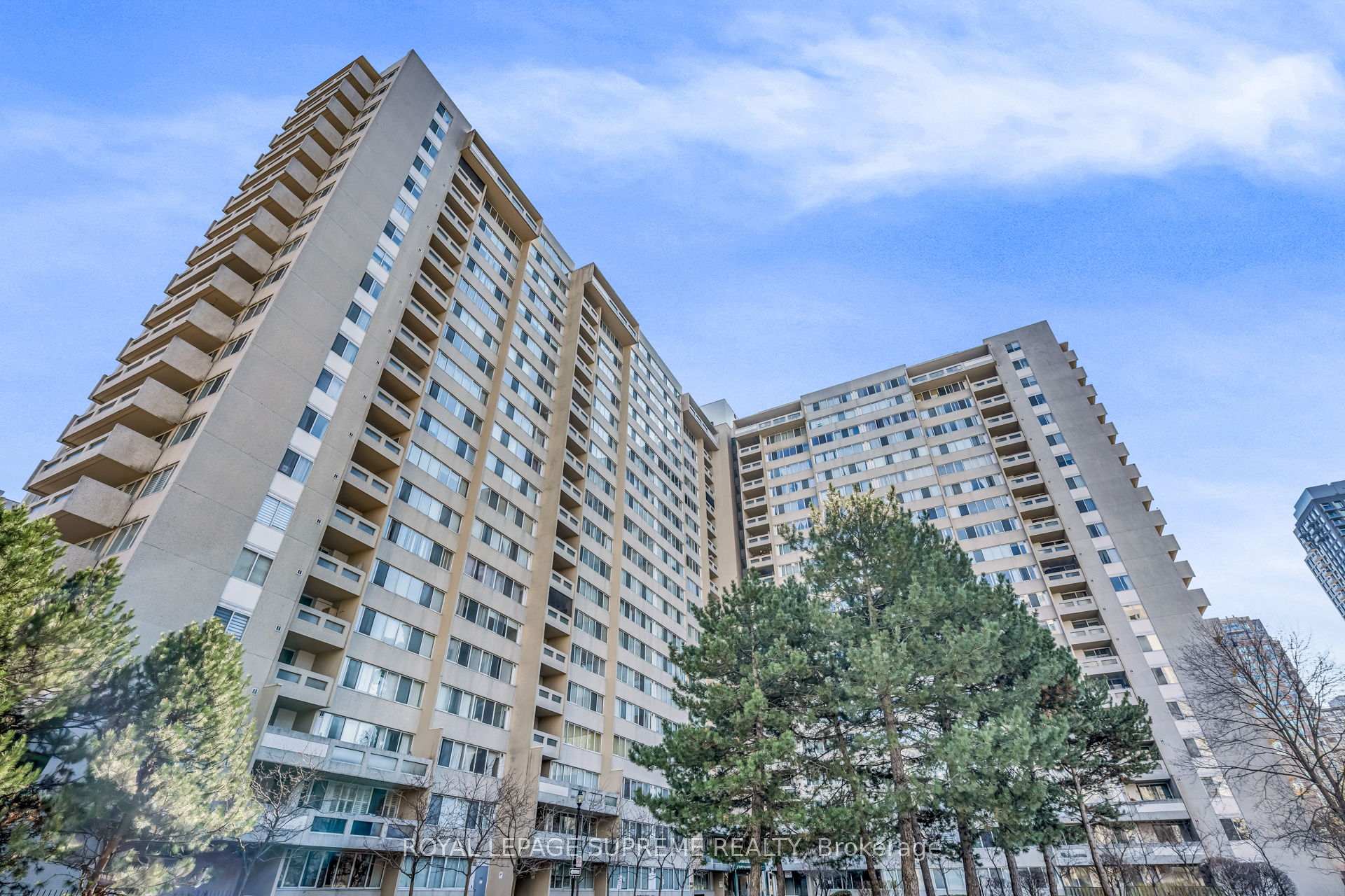 3590 Kaneff Crescent