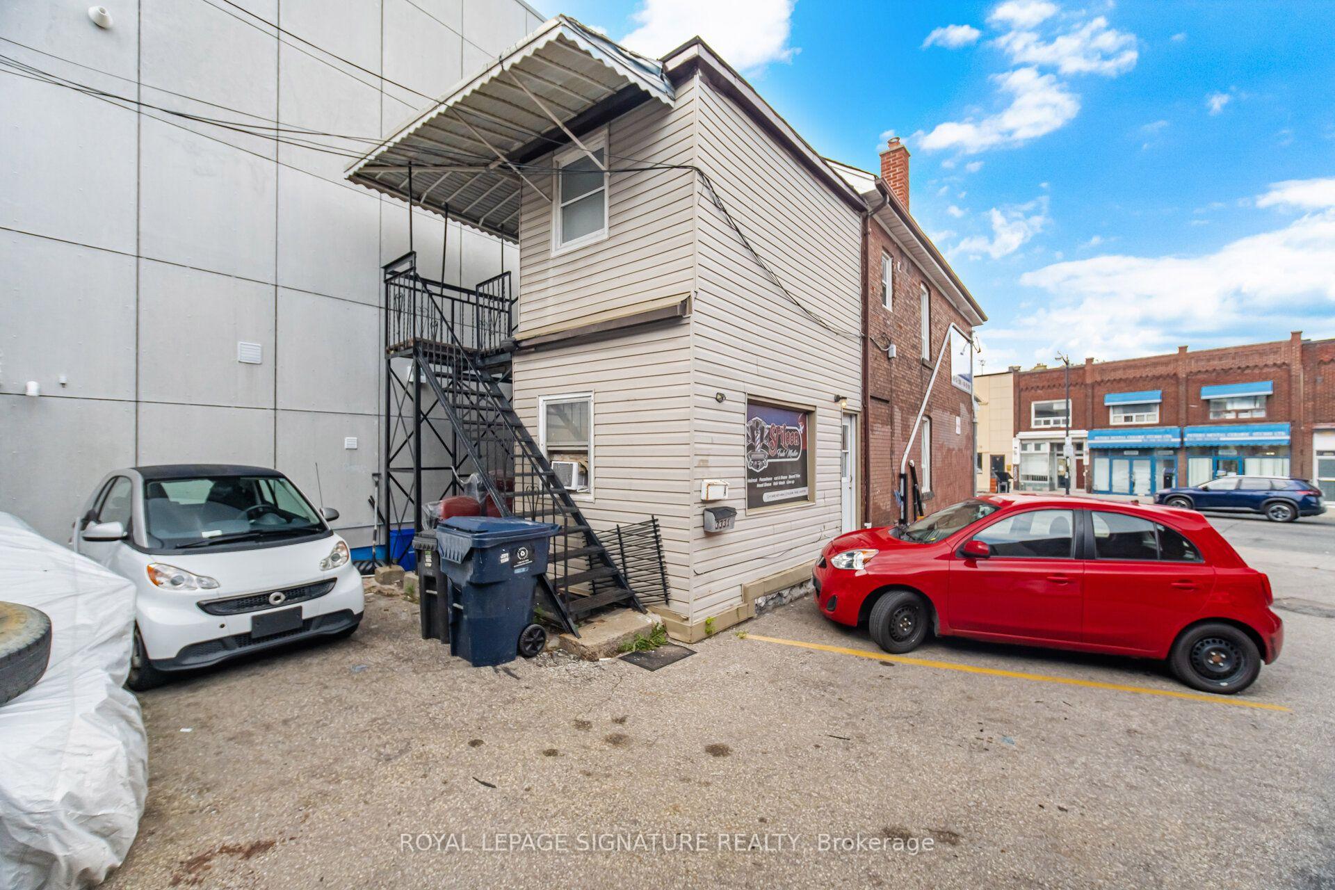 3331 Dundas Street W