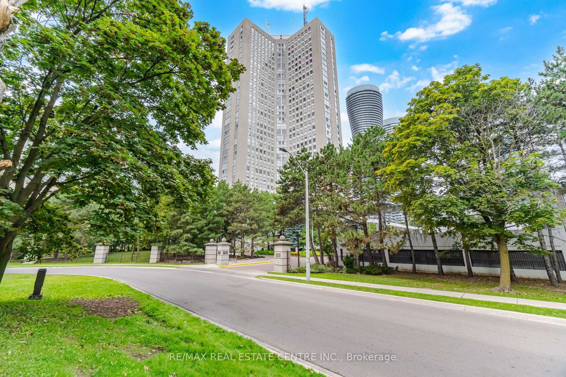 3650 Kaneff Crescent