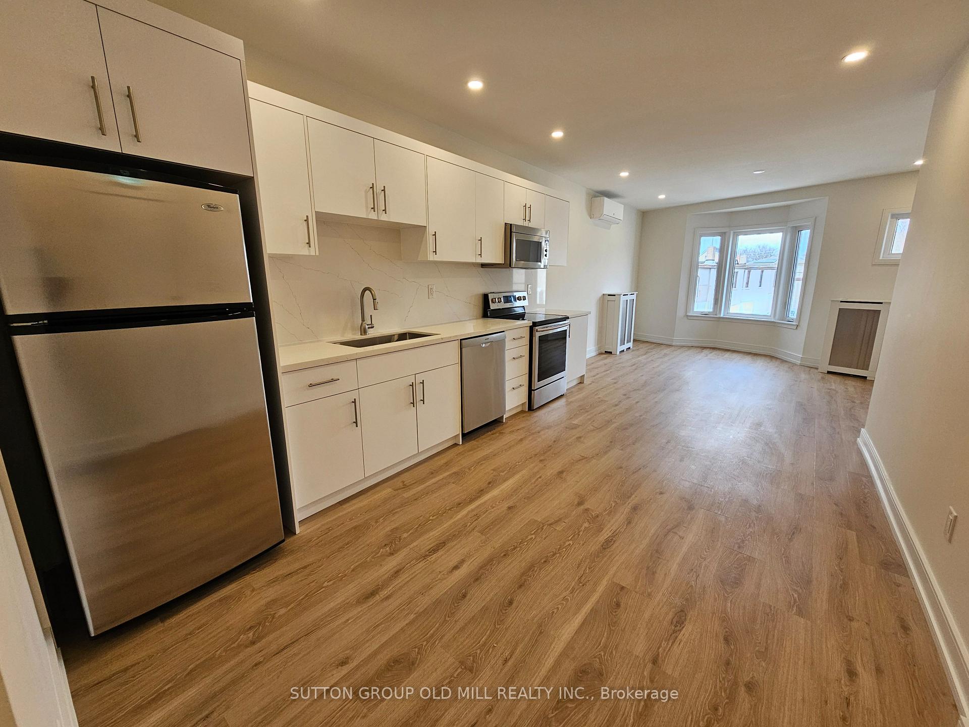 3293 Dundas Street W