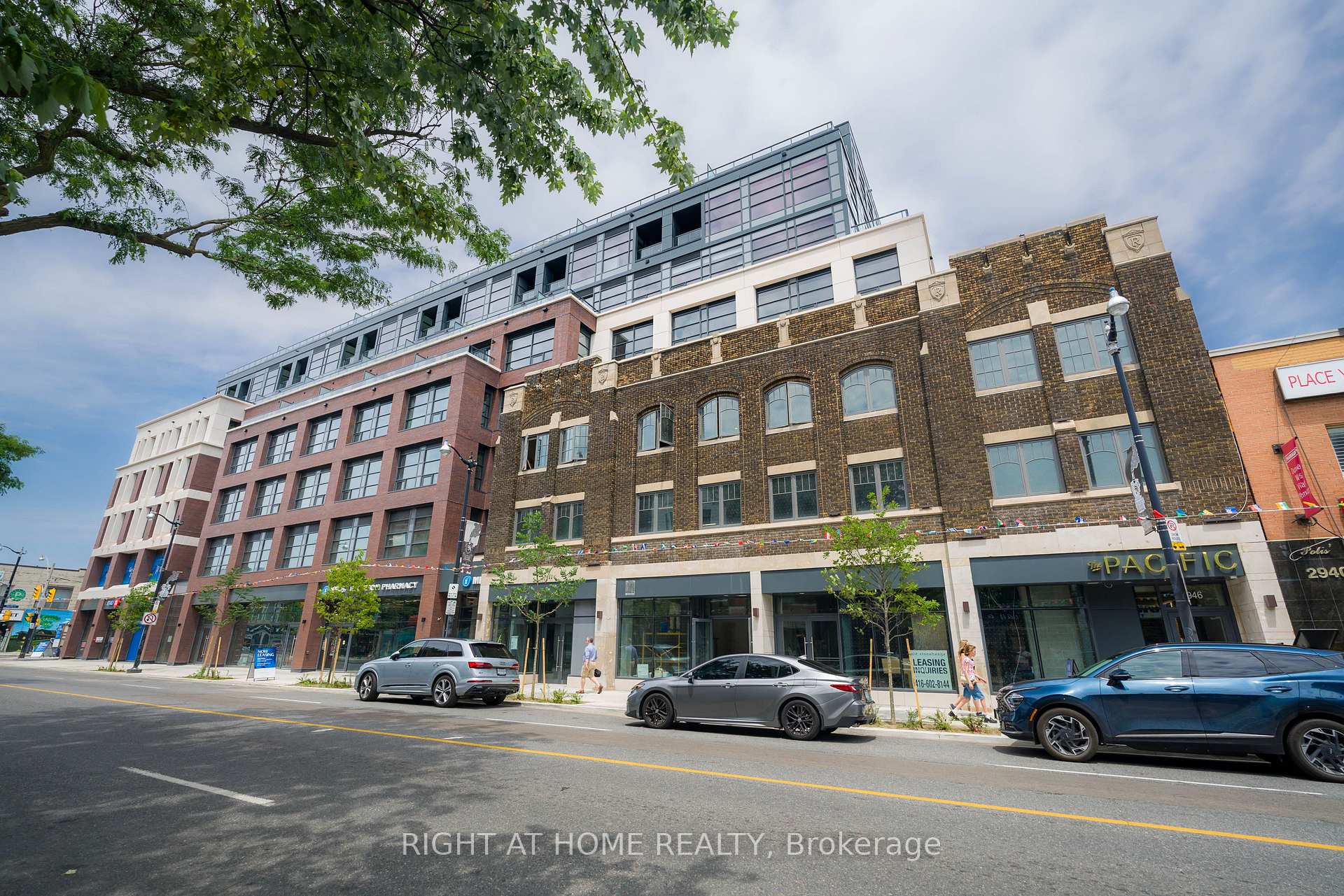 2946 Dundas Street W