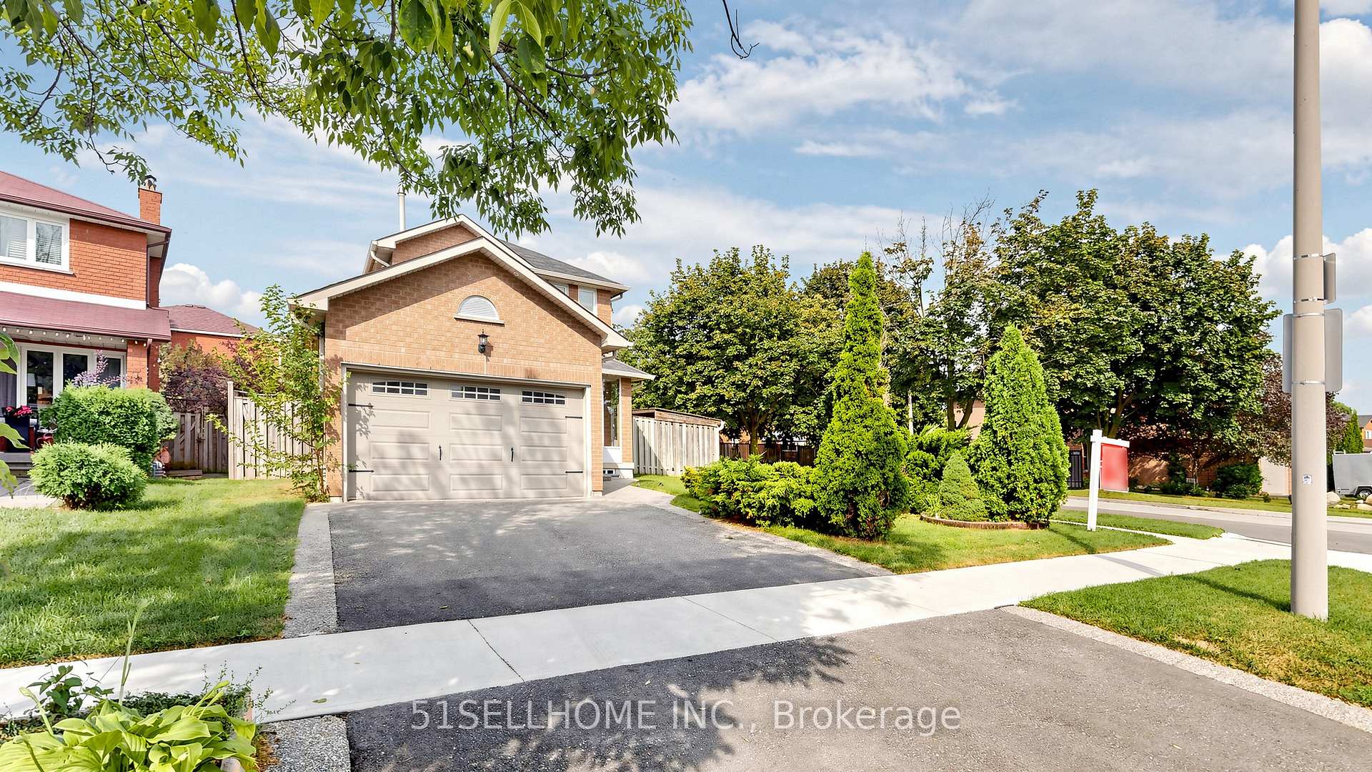 846 Savoy Crescent
