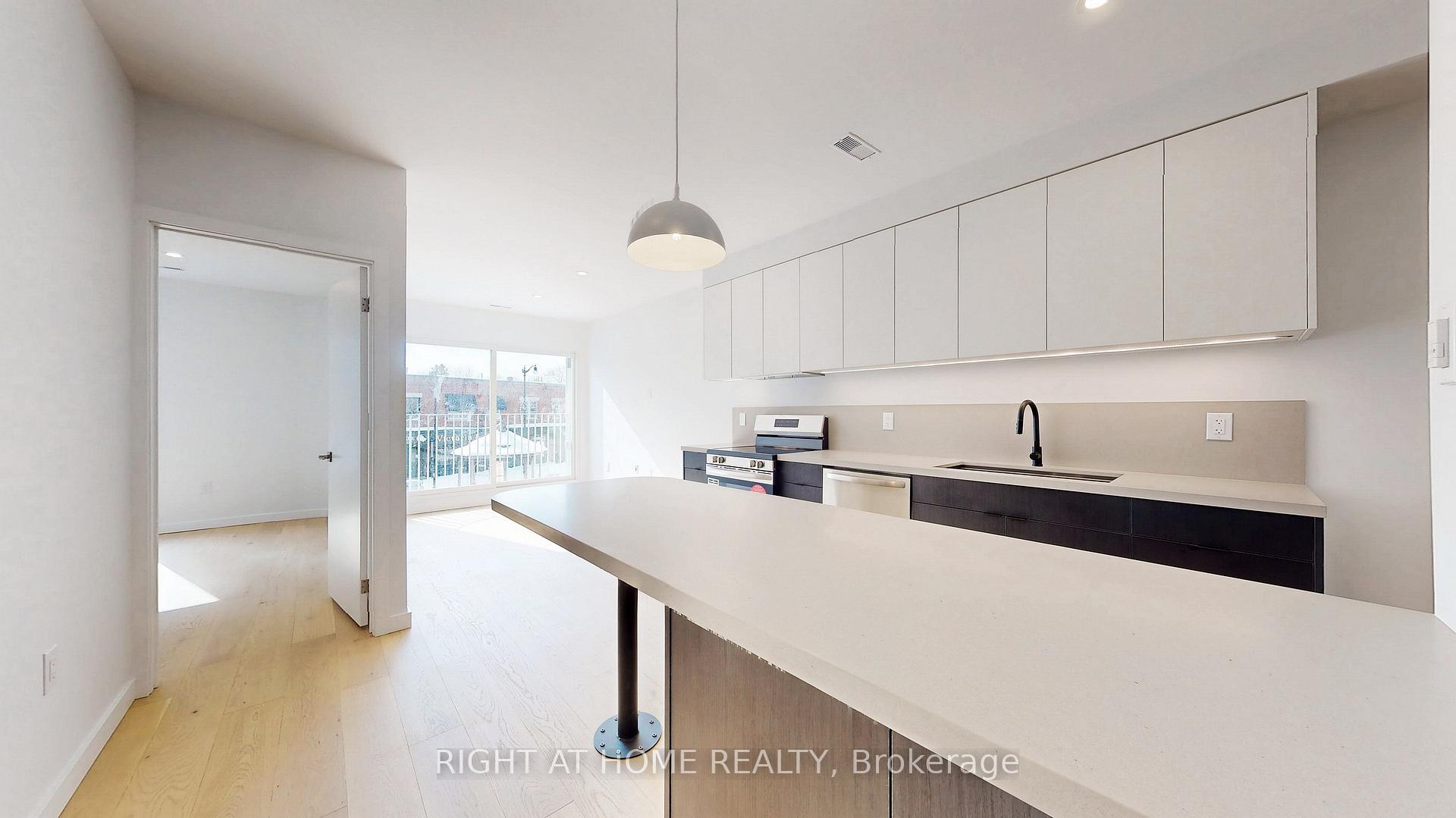 3122 Dundas Street W