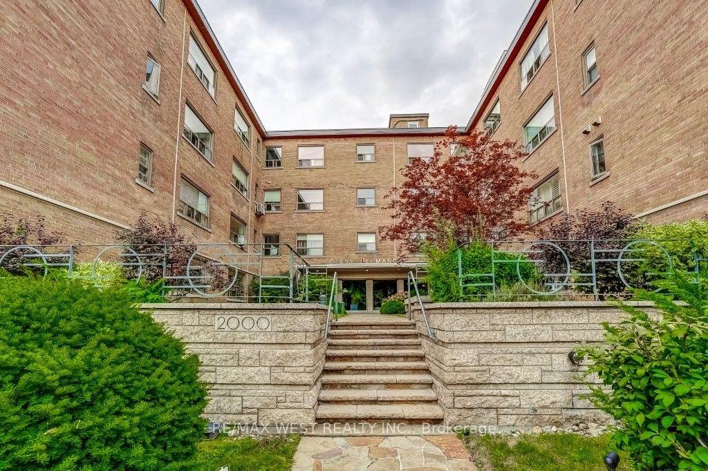 2000 Bloor Street W