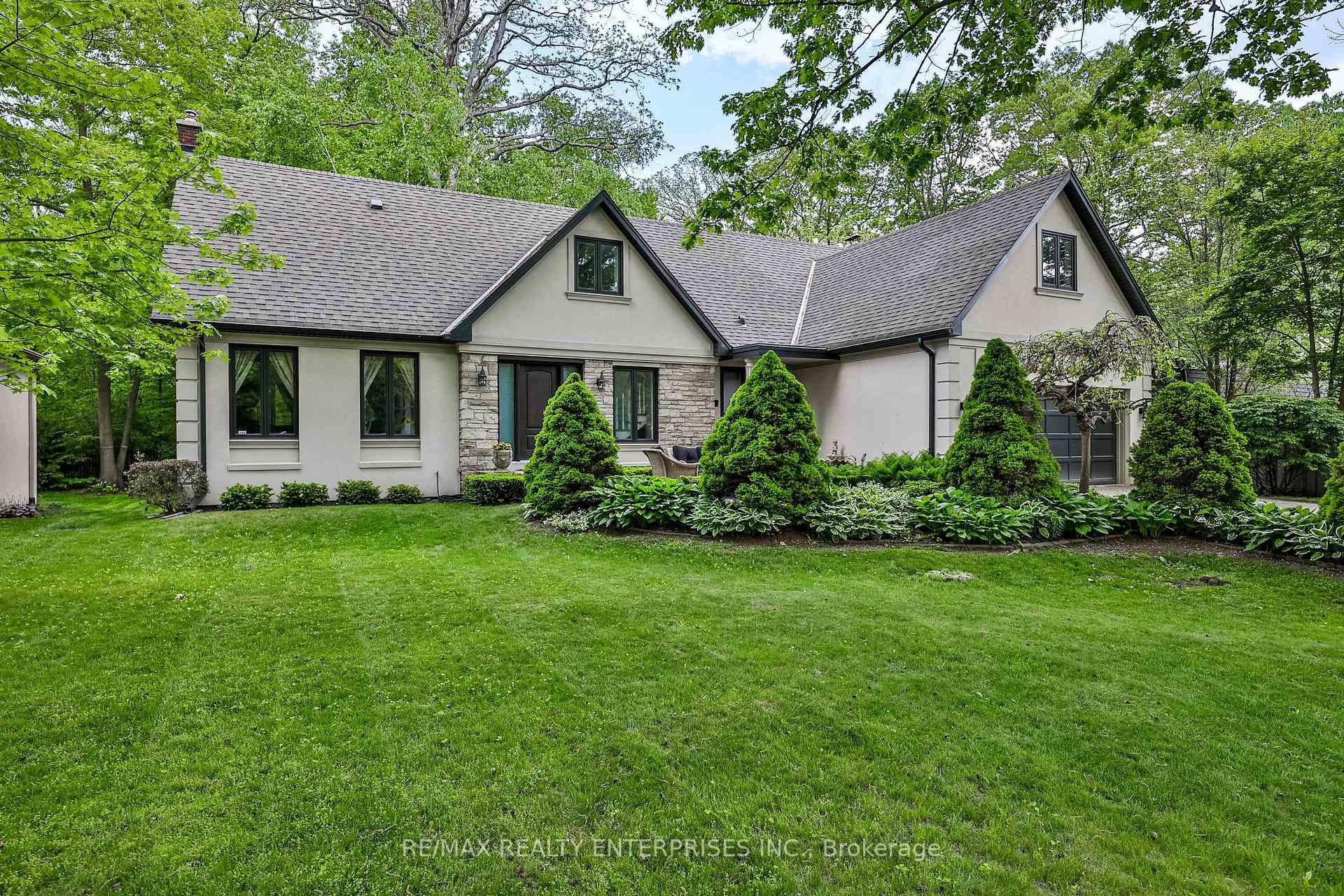 208 Mineola Road W