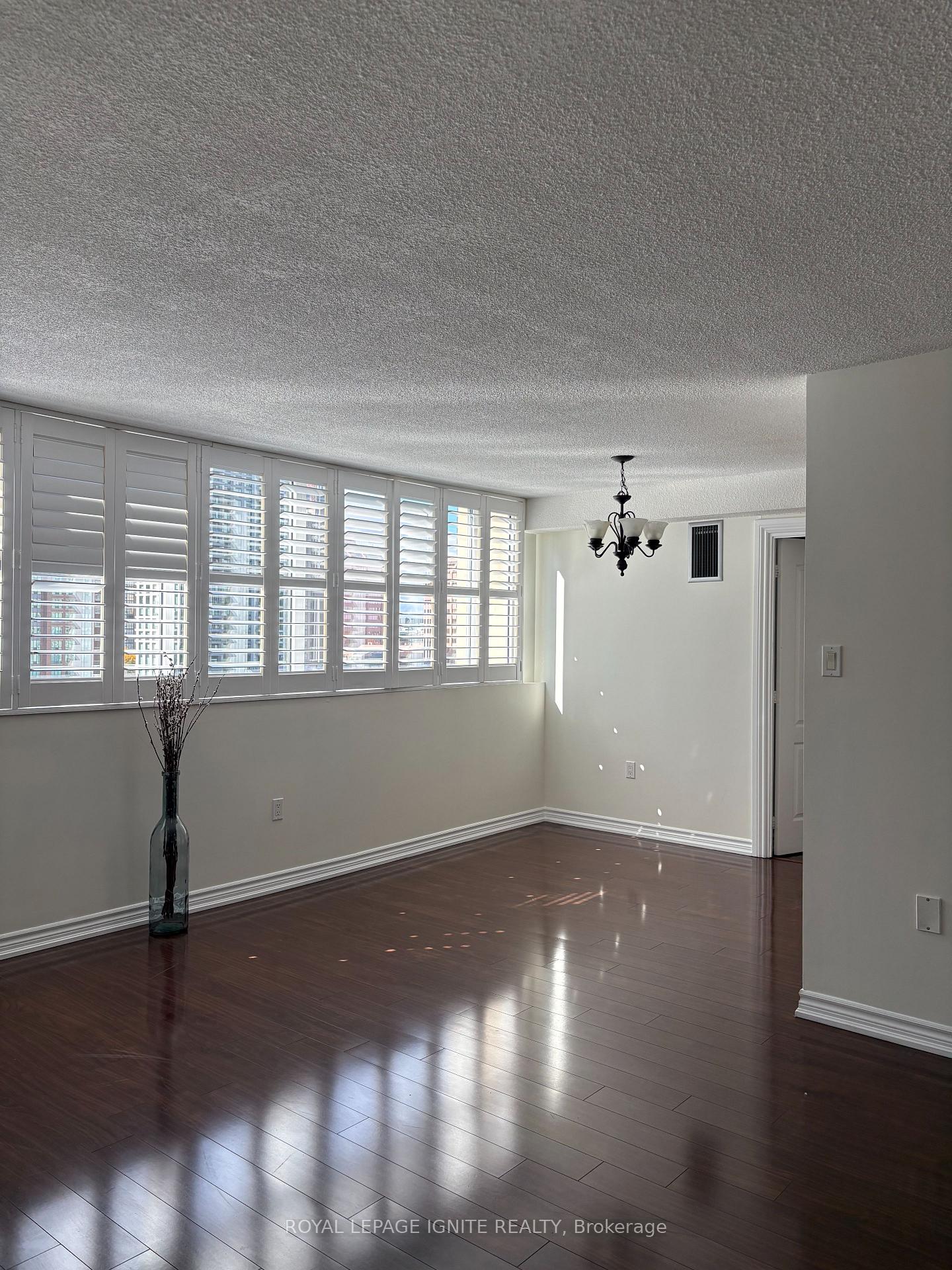 3590 Kaneff Crescent