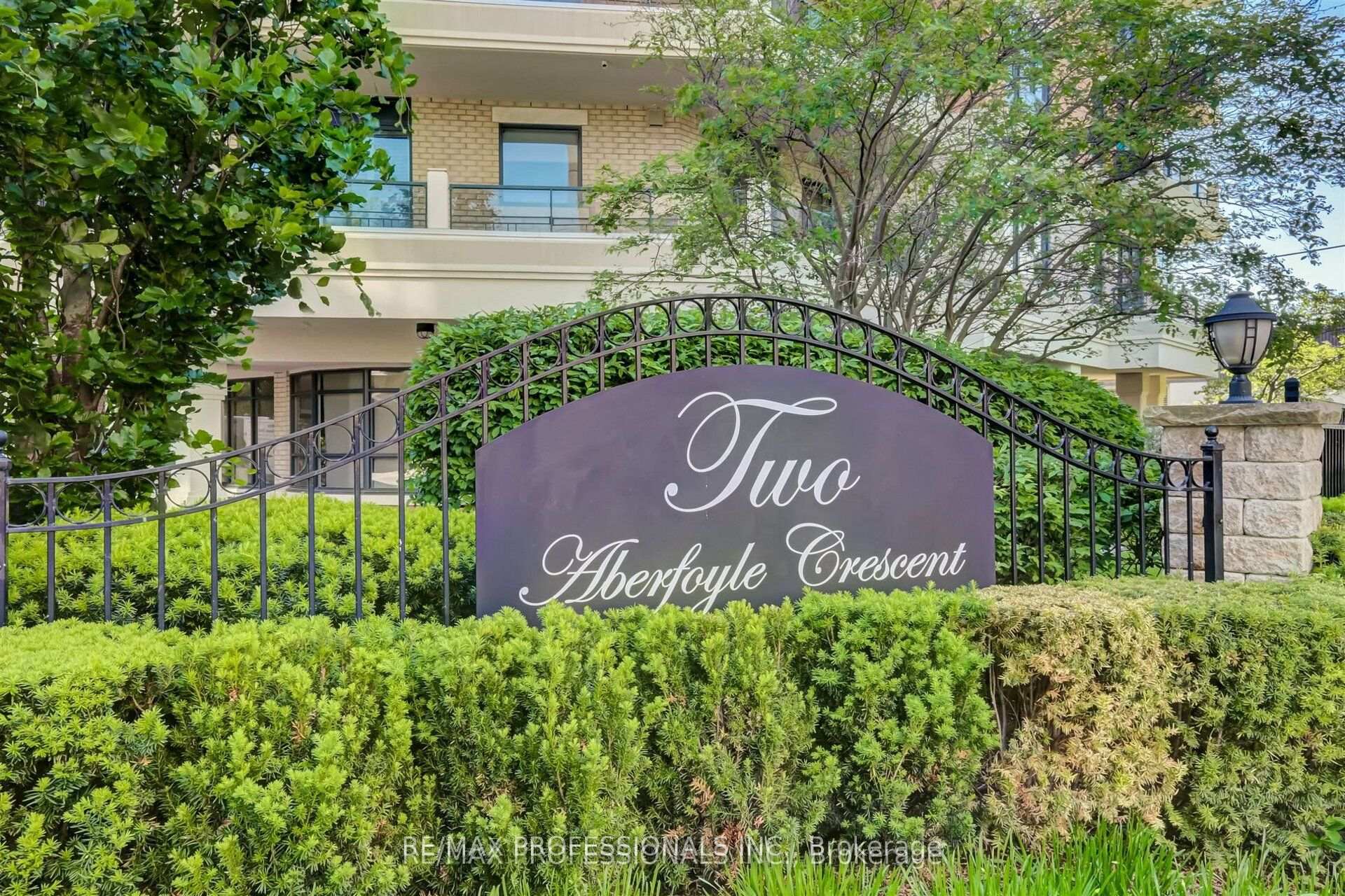 2 Aberfoyle Crescent N