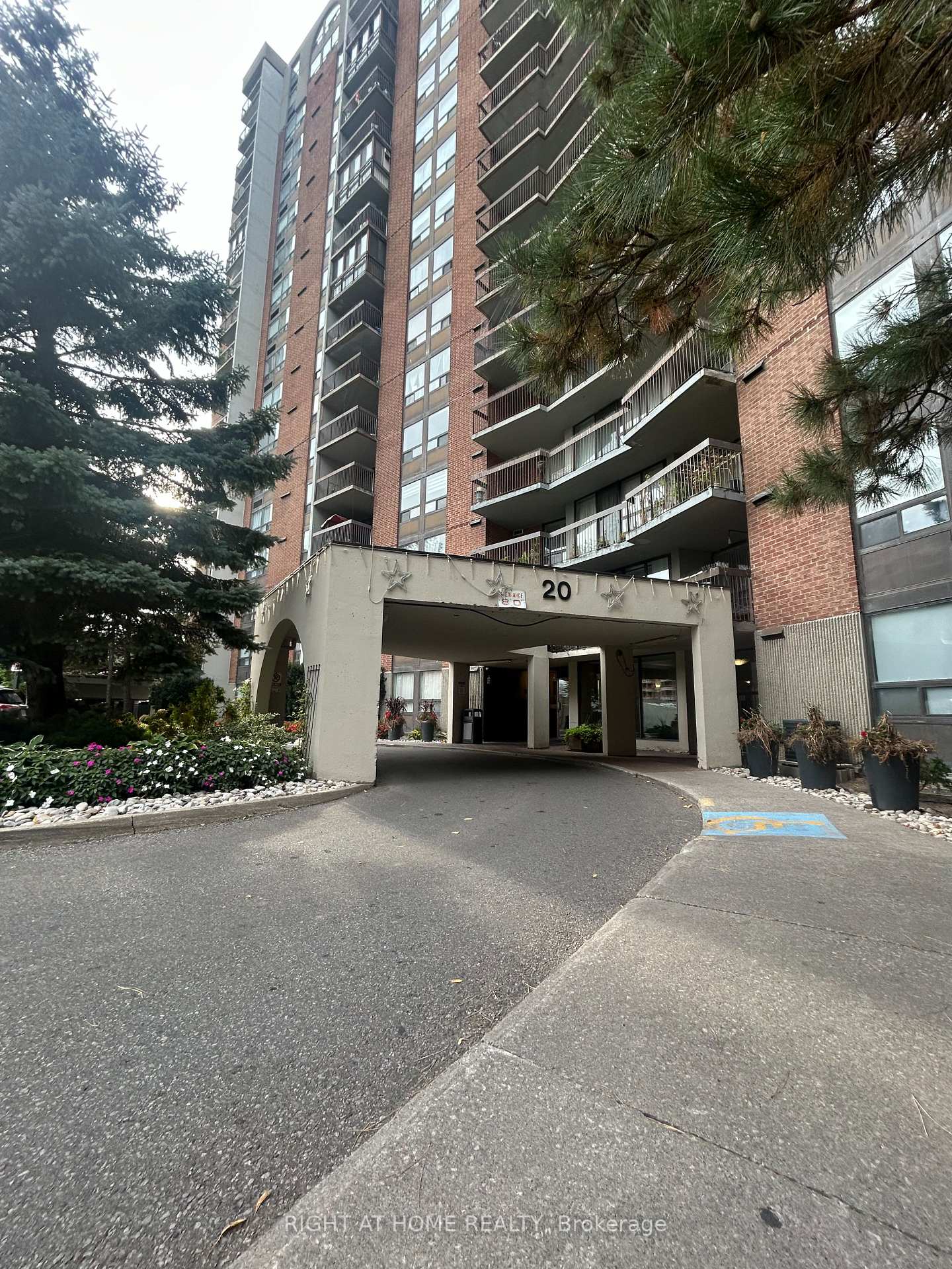 20 Mississauga Valley Boulevard